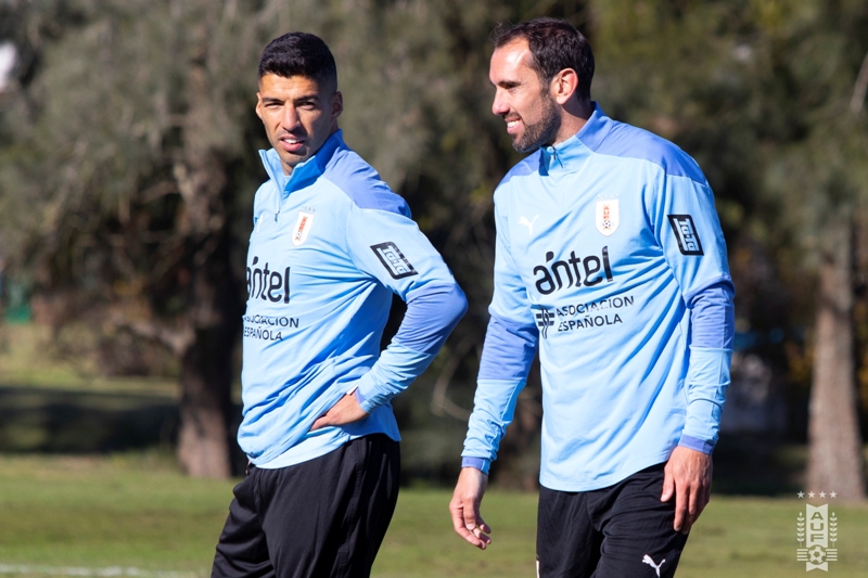 Luis Suárez y Diego Godín entrenando con la selección uruguaya. Foto: Uruguay.