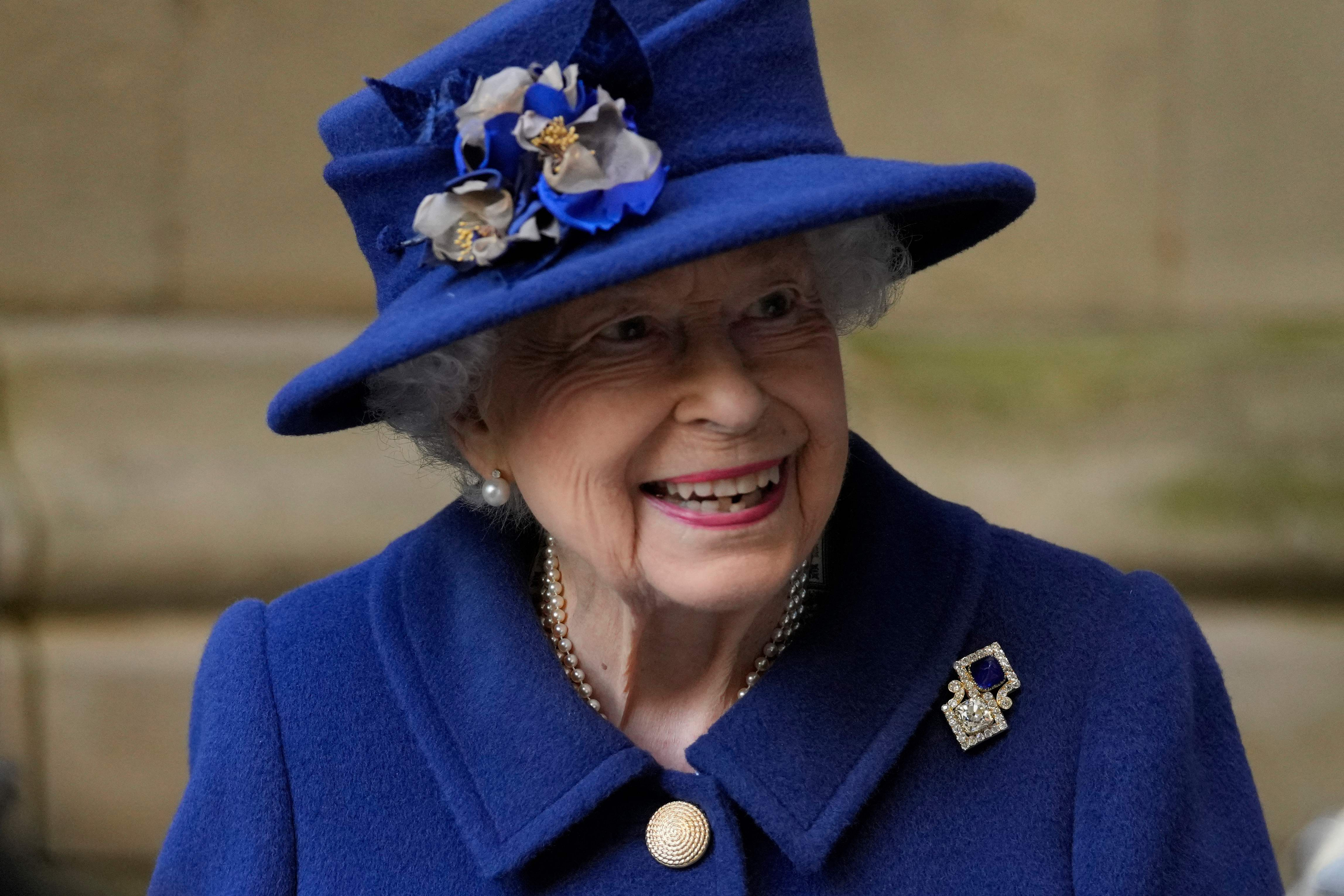 La reina Isabel en la Abadía de Westminster usa bastón por primera vez en público. Foto: AFP