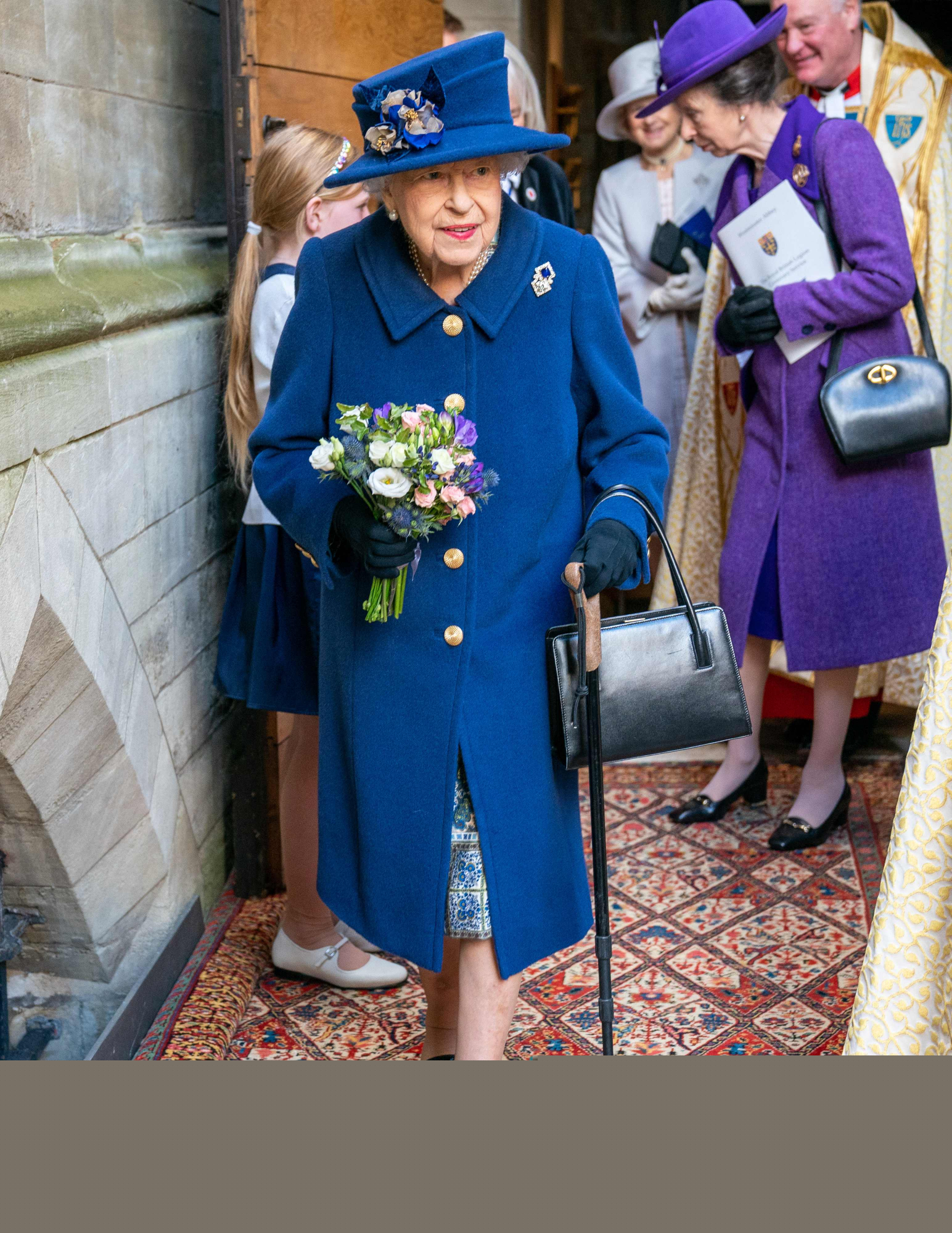 La reina Isabel en la Abadía de Westminster usa bastón por primera vez en público. Foto: AFP