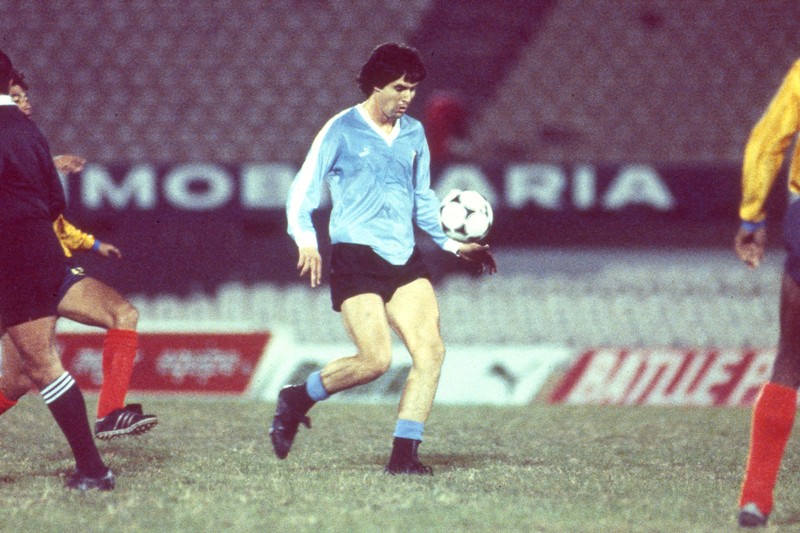 Santiago Ostolaza defendiendo la camiseta de la selección uruguaya. Foto: Archivo El País.