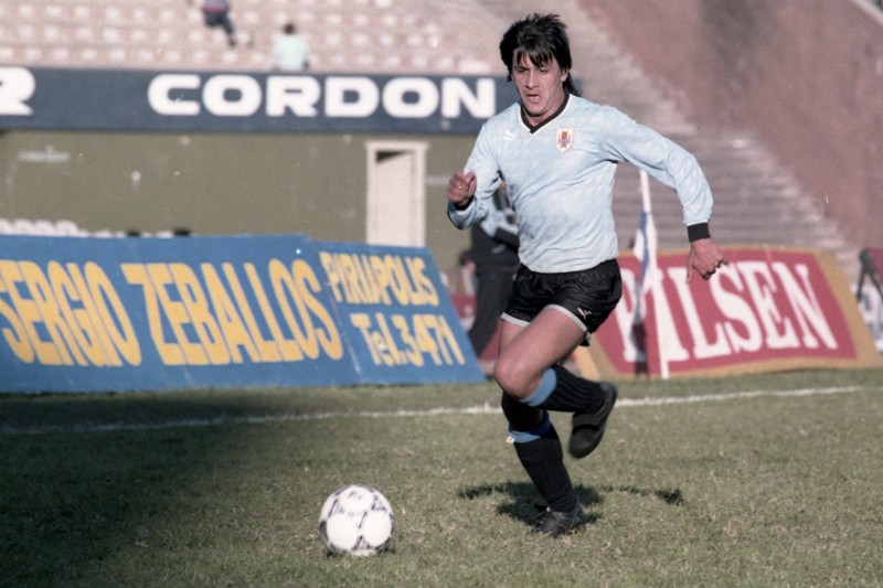 Héctor Morán defendiendo la camiseta de la selección uruguaya. Foto: Archivo El País.