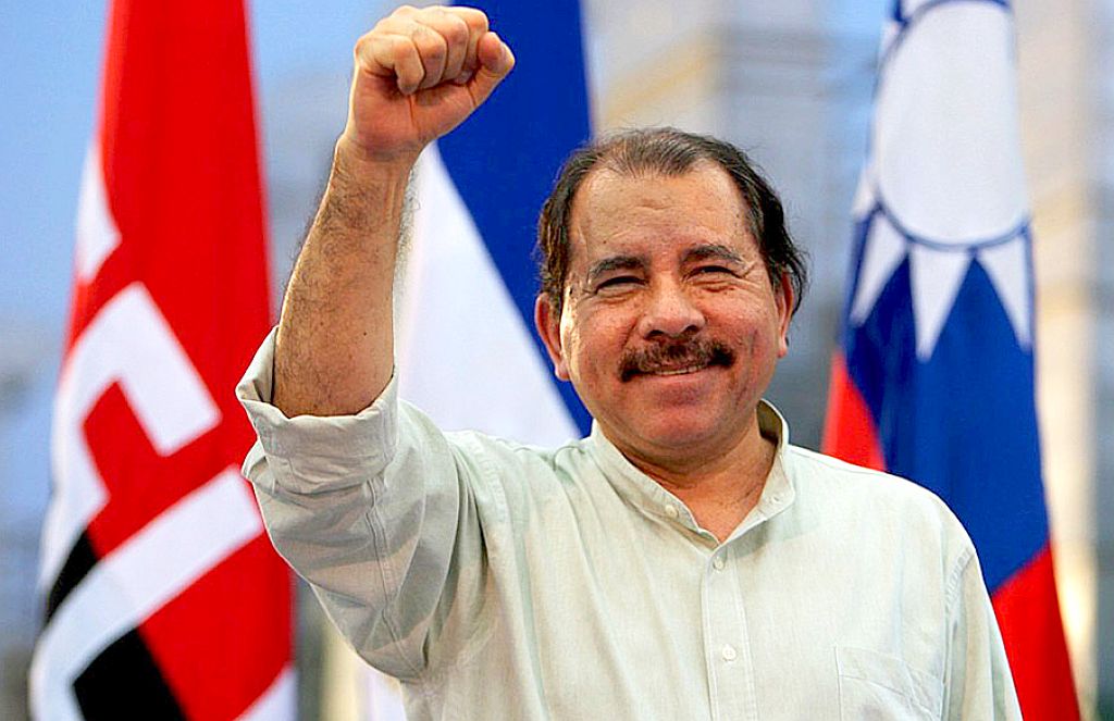 Daniel Ortega alza el puño durante un acto político. Foto: Archivo