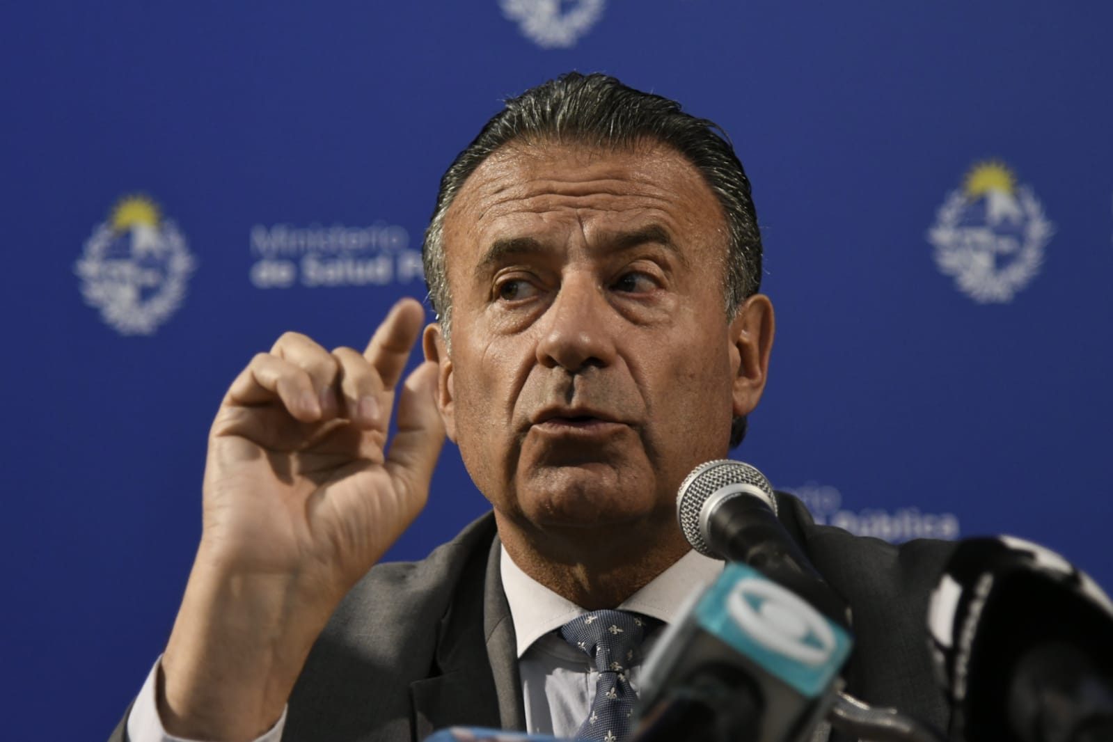 Ministro de Salud, Daniel Salinas, en conferencia de prensa. Foto: Marcelo Bonjour