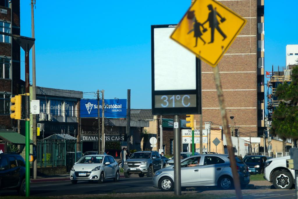 Termómetro callejero en la zona de Buceo. Foto: Estefanía Leal