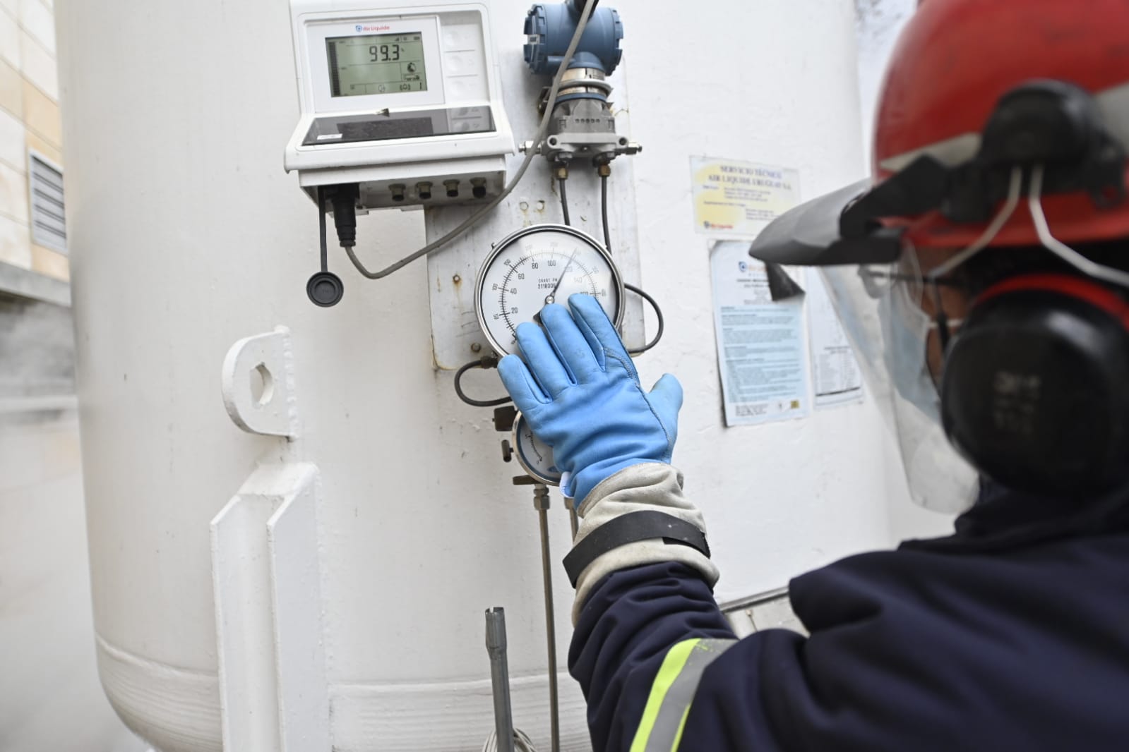 Uruguayos transportando oxígeno. Foto: Comunicación Sur