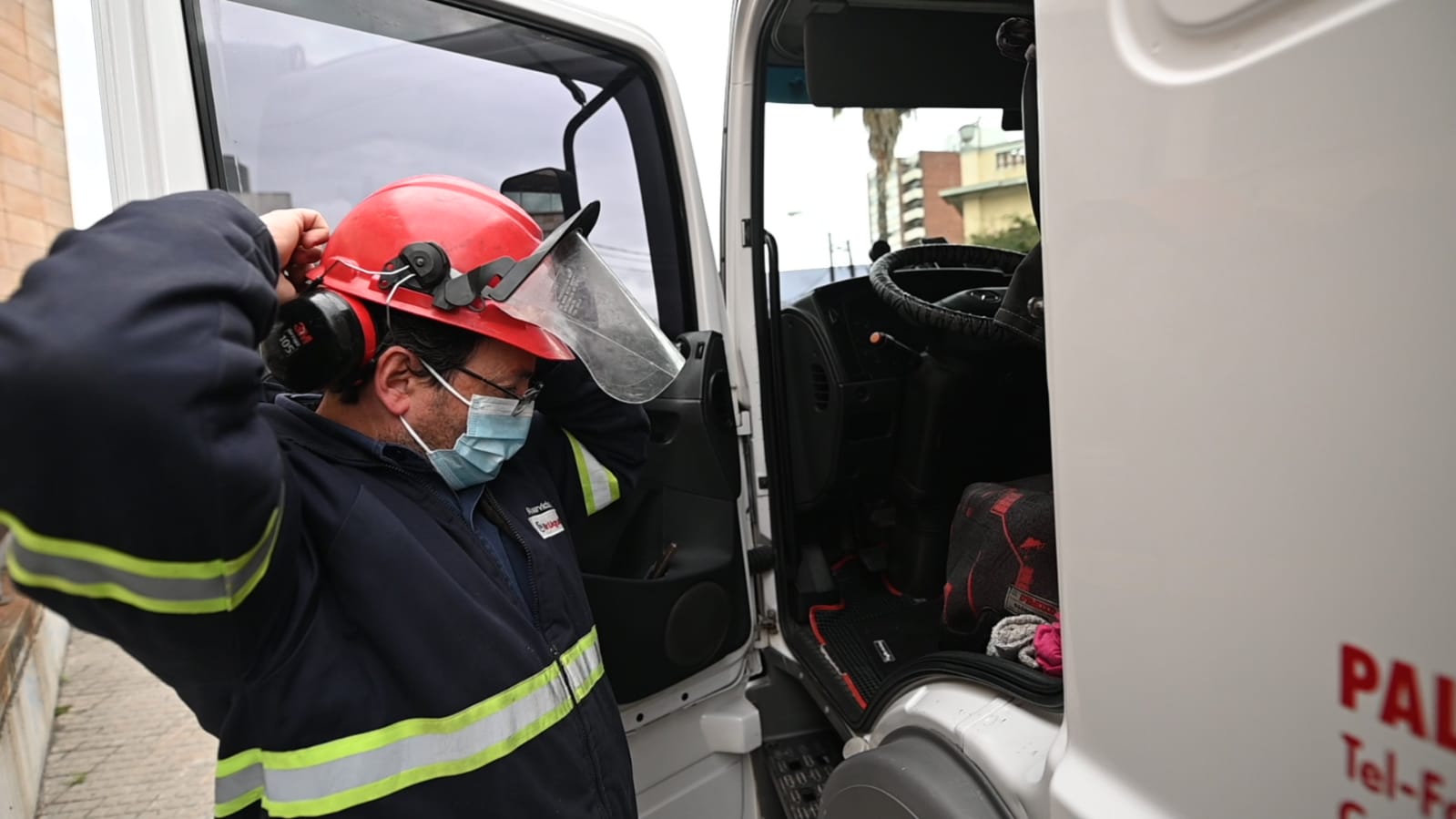 Uruguayos transportando oxígeno. Foto: Comunicación Sur