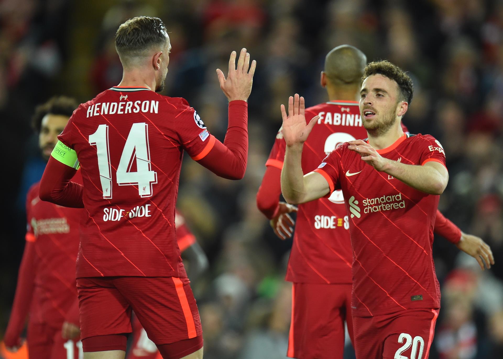 Henderson y Diogo Jota en el primero gol de Liverpool. Foto: EFE.