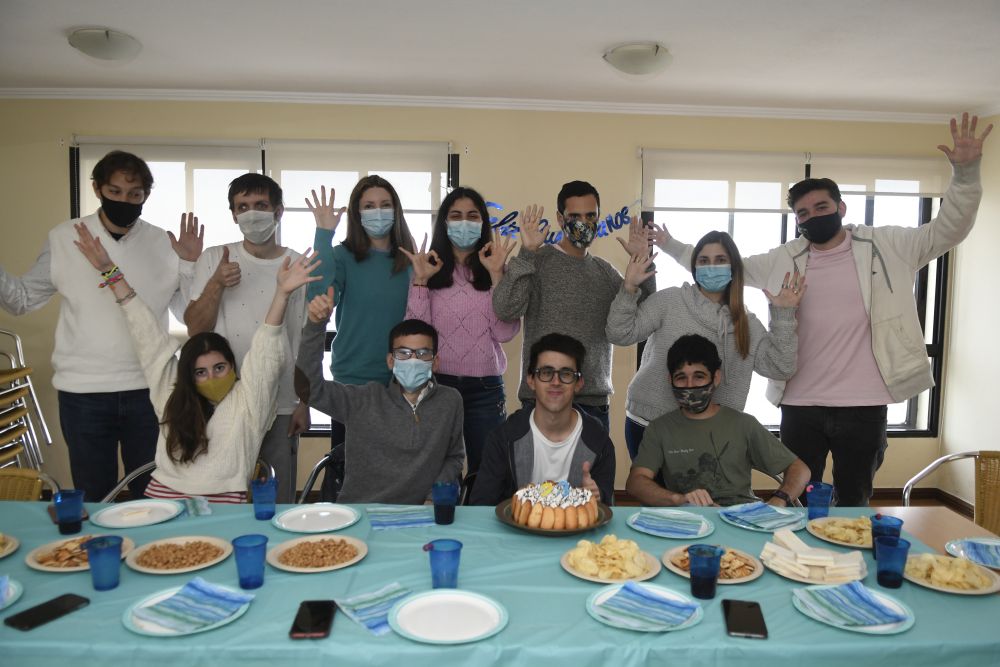 Jóvenes de 18 a 30 años asisten a los grupos de Cindy Cohn. Foto: Marcelo Bonjour