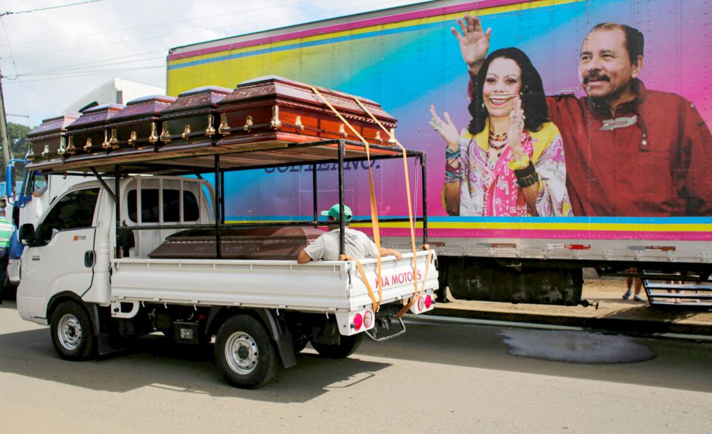 Daniel Ortega y Rosario Murillo pintados en la pared de una vivienda. Foto: AFP
