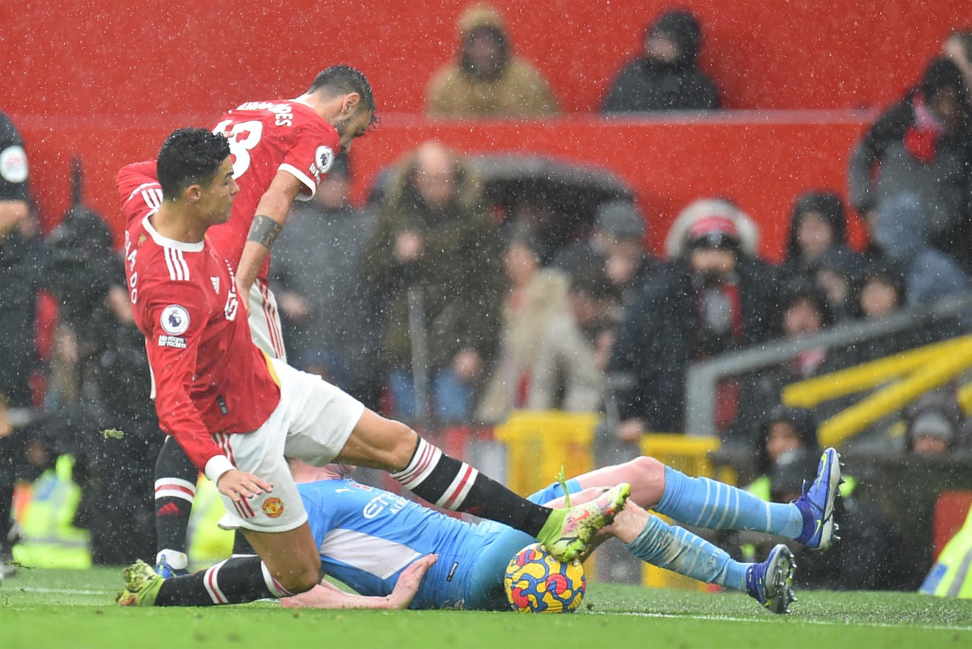 La entrada de Cristiano Ronaldo sobre Kevin De Bruyne. Foto: EFE