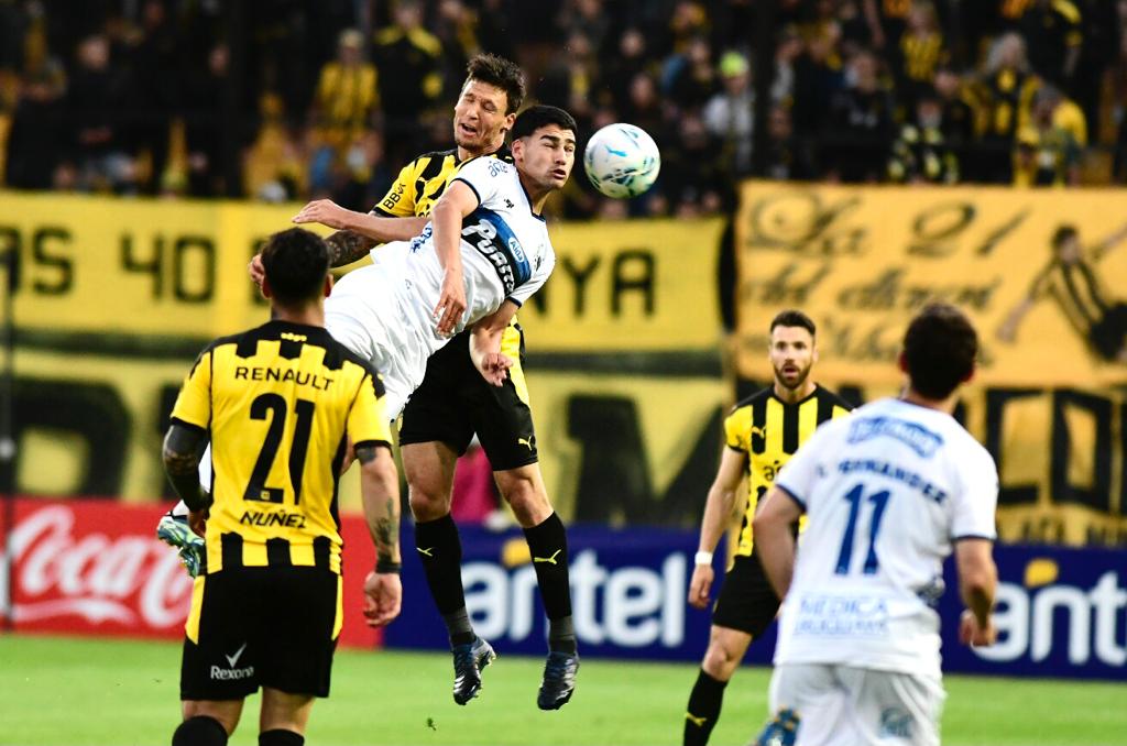 Peñarol y Liverpool en el Estadio Campeón del Siglo. Foto: Leonardo Mainé.