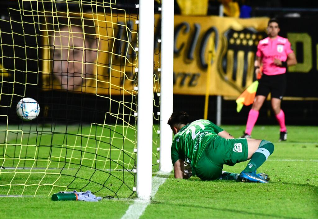 El gol de penal de Pablo Ceppelini a Liverpool. Foto: Leonardo Mainé.