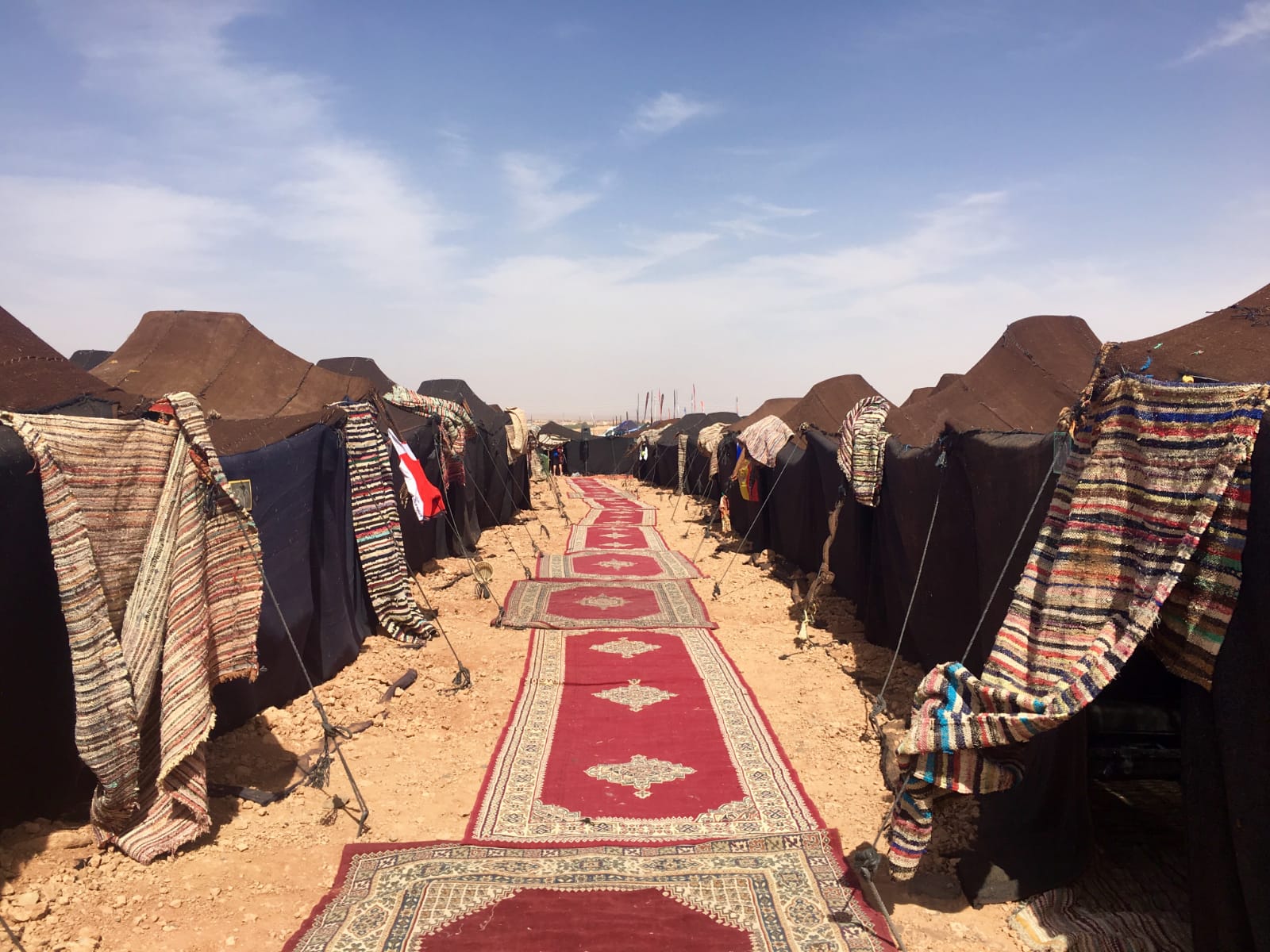 Las carpas de los ciclistas en la Titan Desert.