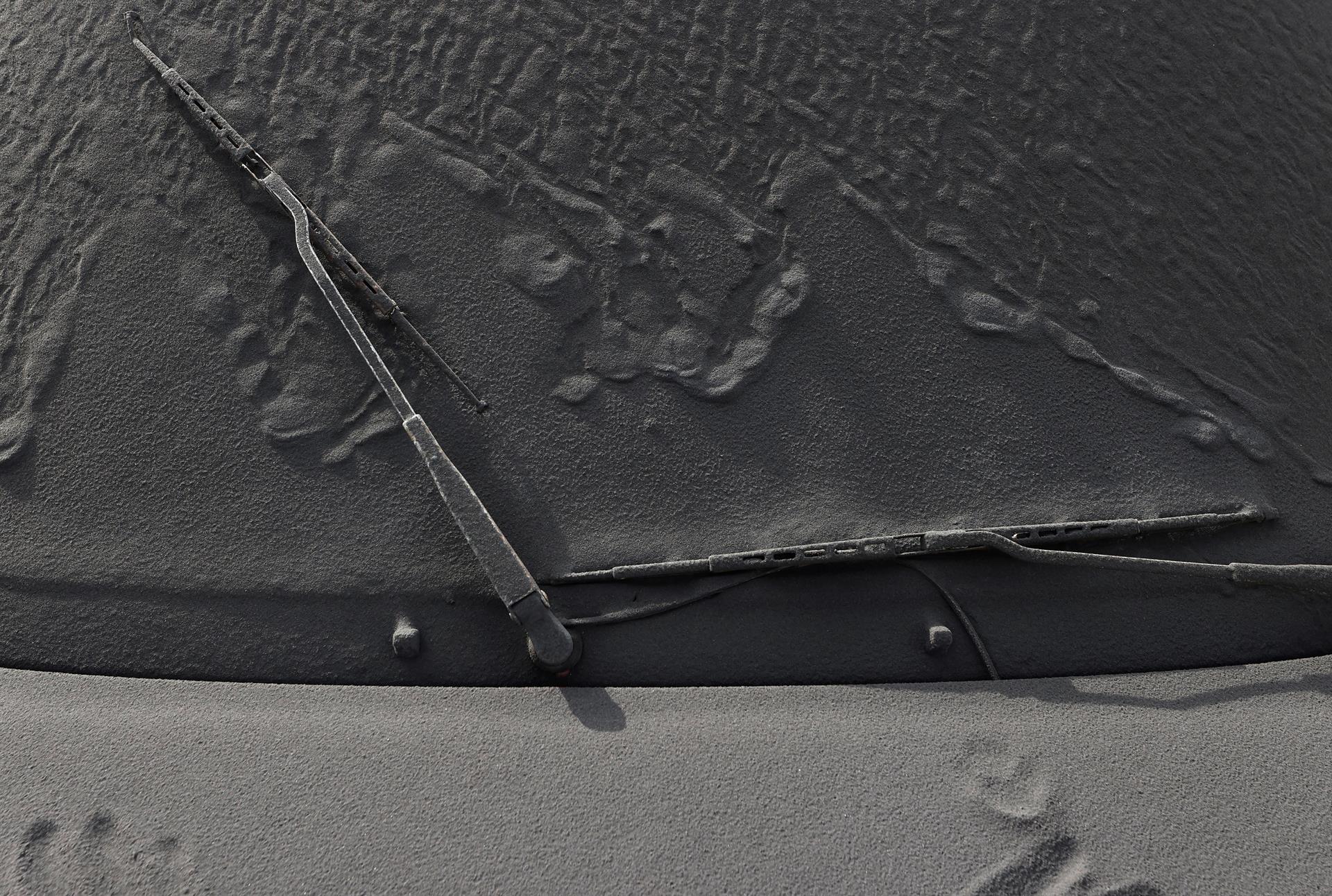 Un auto lleno de cenizas en La Palma. Foto: Efe