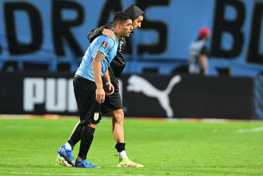Matías Vecino y Luis Suárez tras el choque entre Uruguay y Argentina. Foto: Nicolás Pereyra.