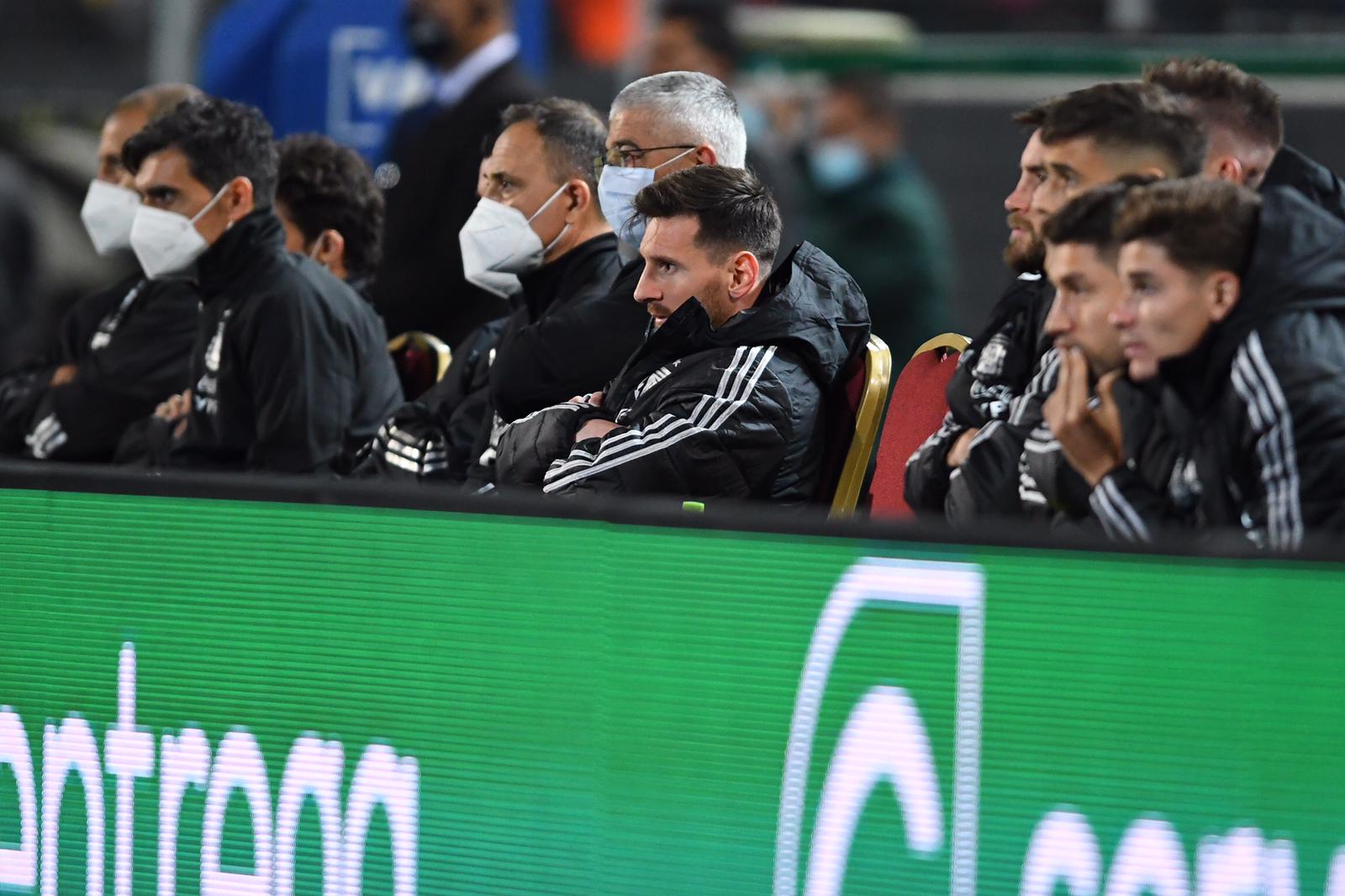 Lionel Messi a la espera de su ingreso en el Uruguay-Argentina. Foto: Nicolás Pereyra.