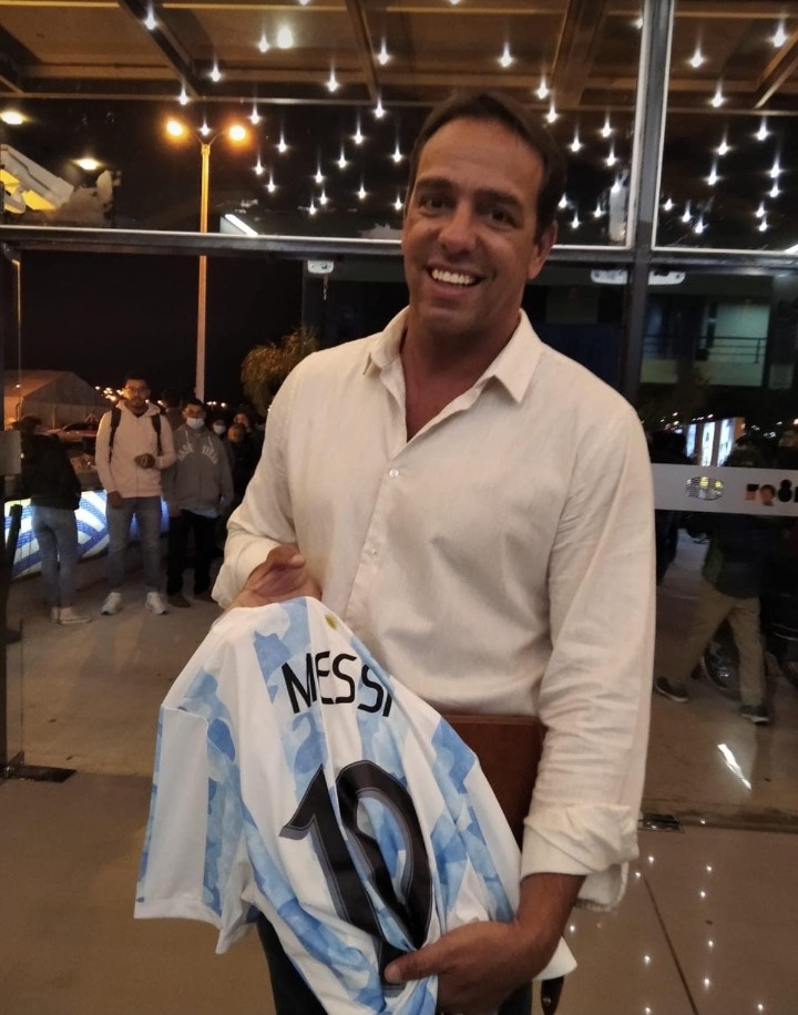 Ignacio Ruglio con la camiseta de Lionel Messi.