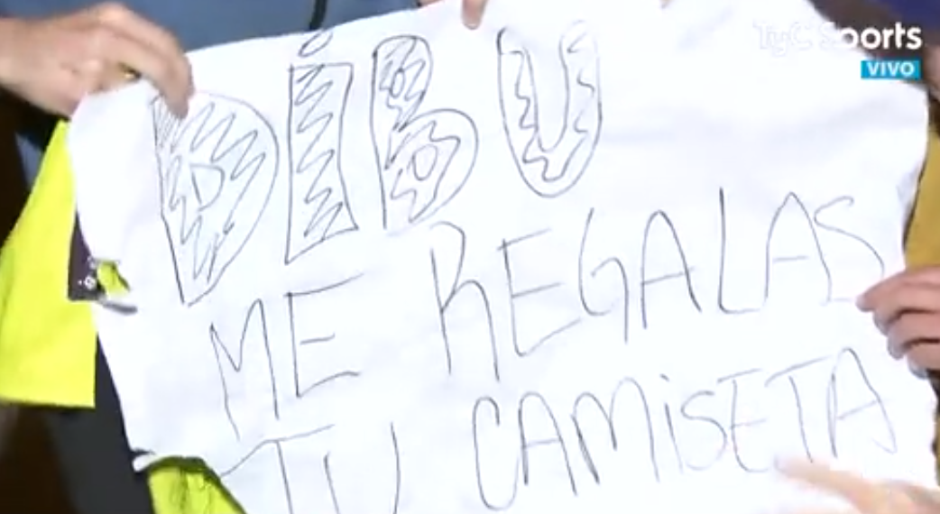 El cartel para Emiliano "Dibu" Martínez. Foto: Captura.