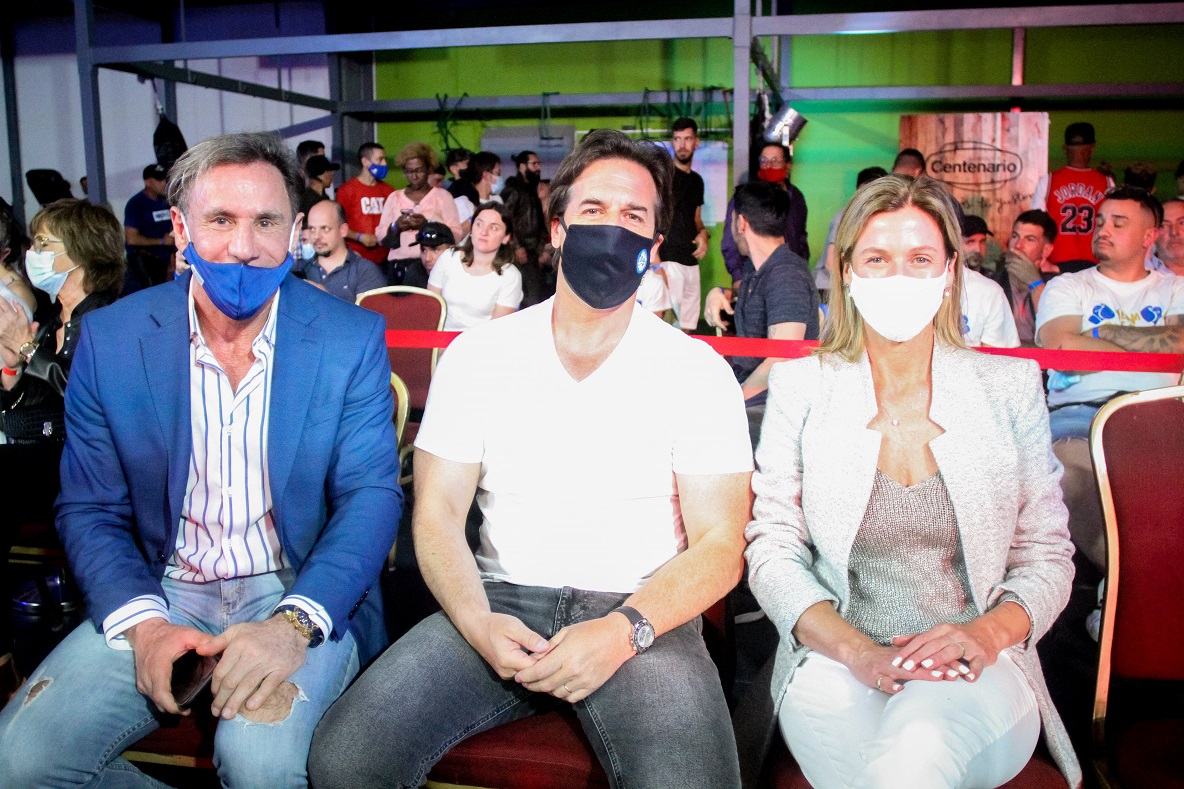 Luis Lacalle Pou junto a Lorena Ponce de León en la definición del Súper 6. Foto: FUB.