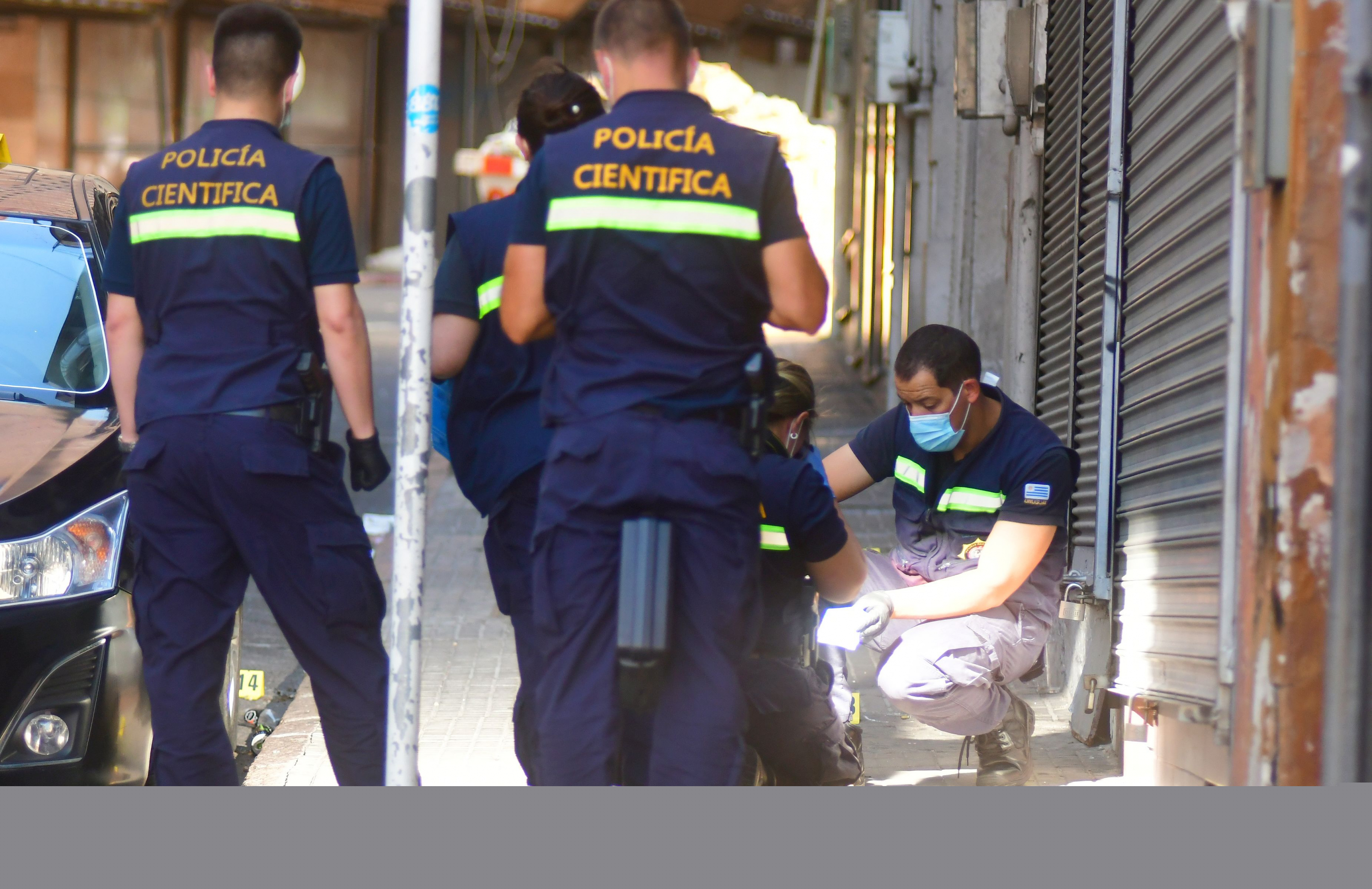 Policía Científica trabaja en la escena de un crimen. Foto: Francisco Flores