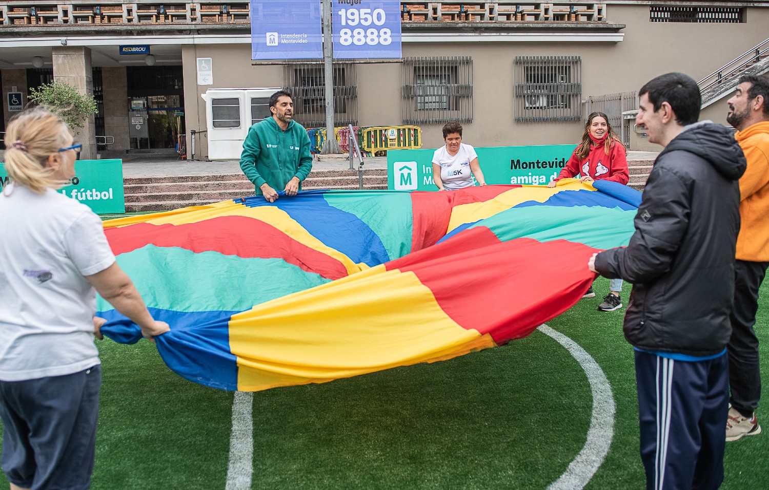 El césped sintético ubicado en la explanada de la Intendencia de Montevideo. Foto: montevideo.gub.uy