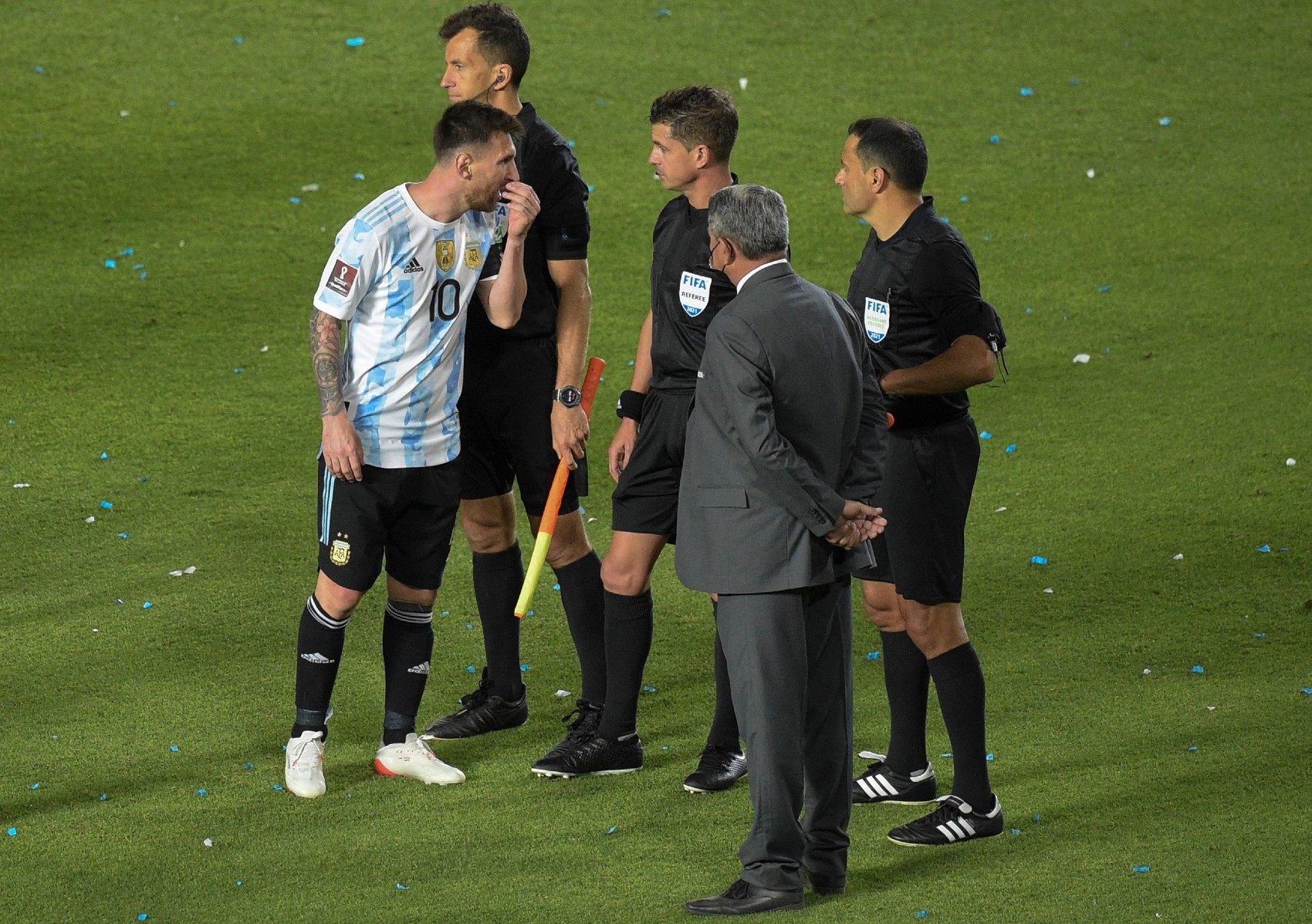 La queja de Messi a la terna arbitral liderada por Andrés Cunha. Foto AFP.