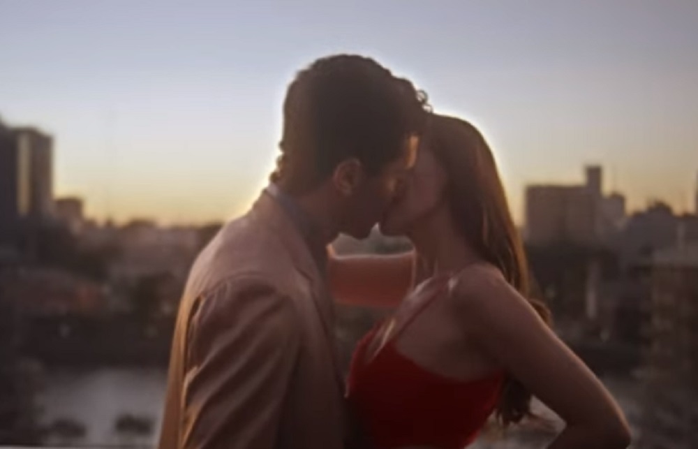 Natalia Oreiro y Juan Ingaramo en "Me muero de amor". Foto: Captura de YouTube