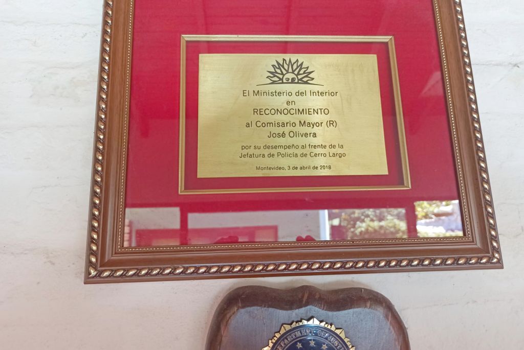 Placa de reconocimiento a Olivera cuando era jefe de Policía de Cerro Largo. Foto: El País