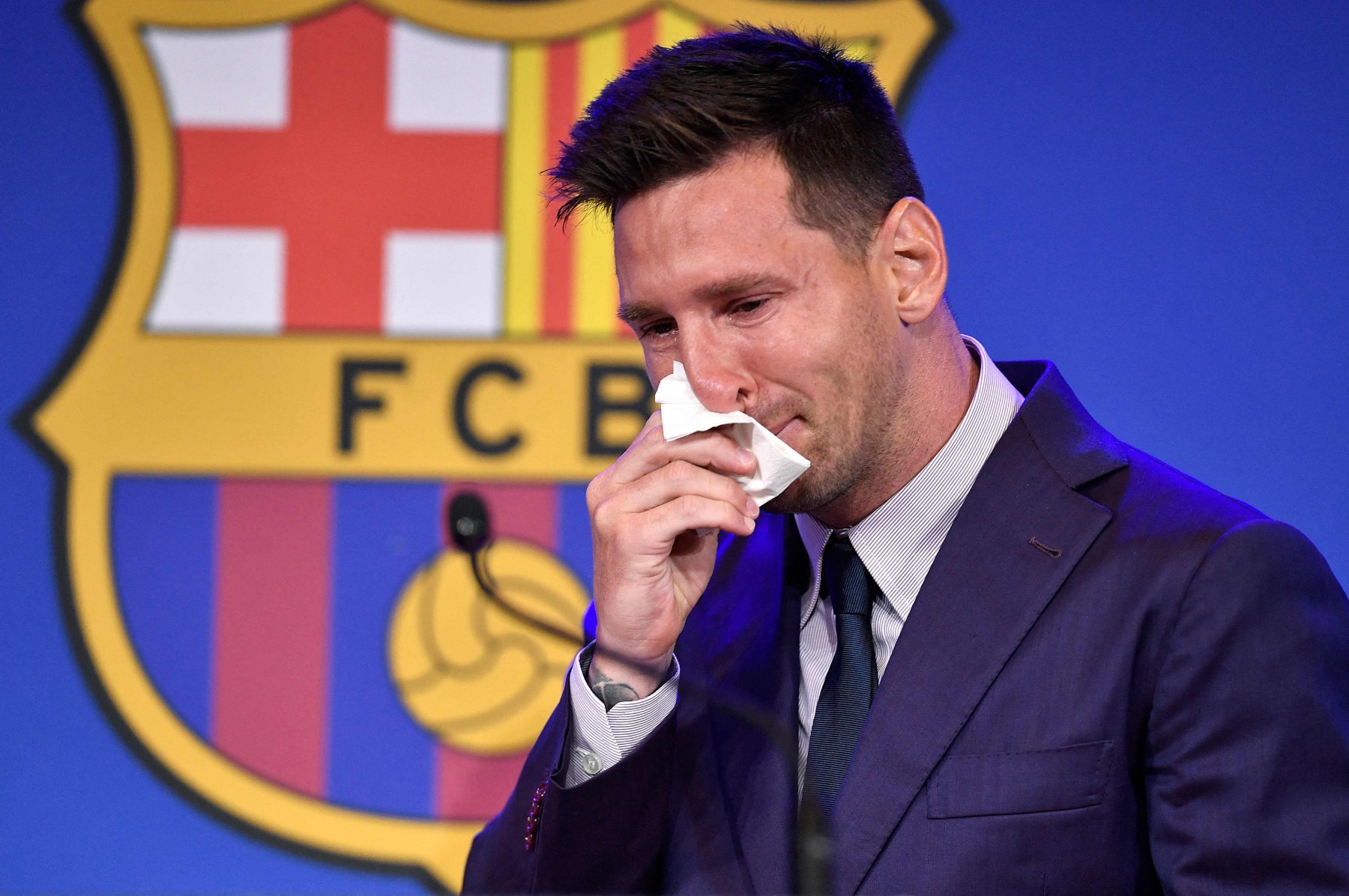 Las lágrimas de Lionel Messi tras su salida de Barcelona. Foto: AFP.