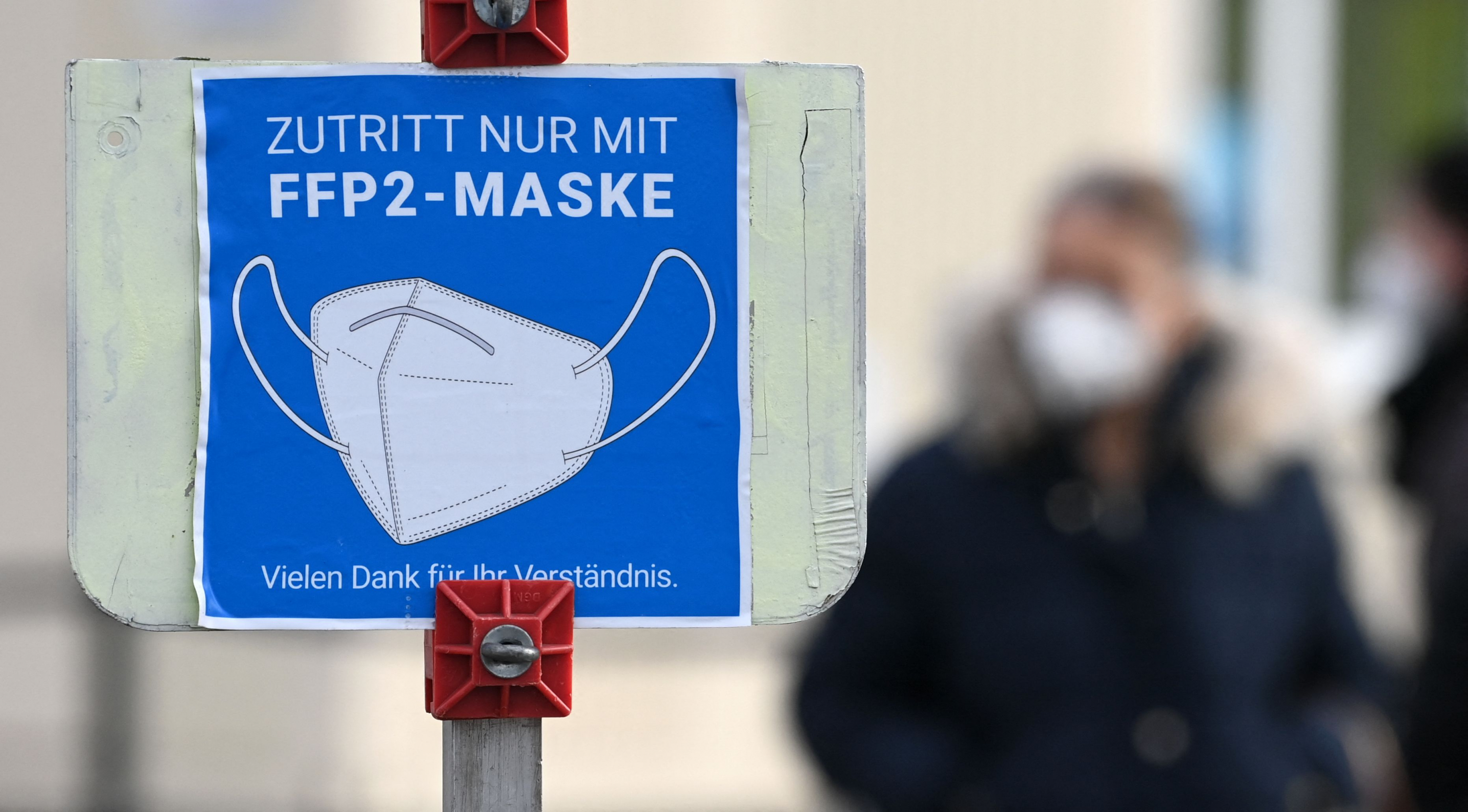 Señal que recuerda el uso de tapaboca en Alemania, este mes de noviembre. Foto: AFP