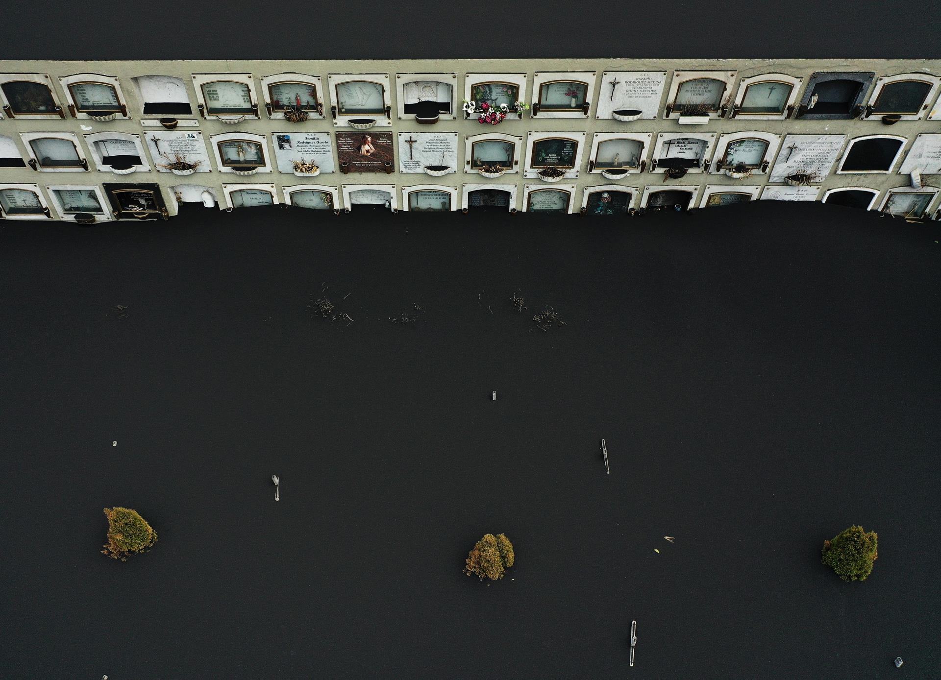 Imagen tomada el pasado 11 de noviembre desde un dron del cementerio de Las Manchas (La Palma) totalmente cubierto de ceniza, antes de ser alcanzado hoy por una colada de lava. Foto: EFE