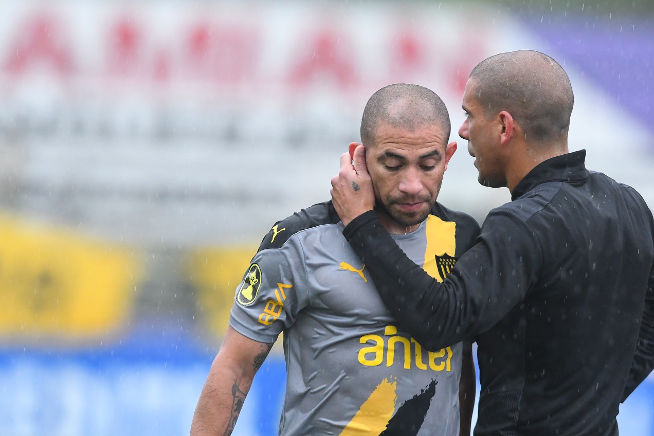 Walter Gargano y Maximiliano Pereira se lamentan. Foto: Nicolás Pereyra.