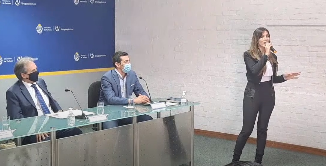 La cantante Laura Taboada cantó el tema "La cobra". Foto: Captura de video