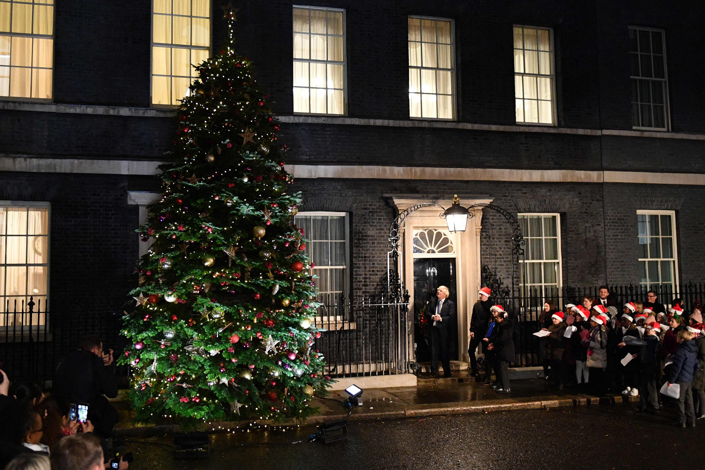 Boris Johnson en encendido de luces de árbol de Navidad. Foto: AFP.