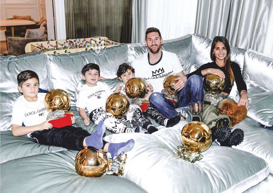 Lionel Messi y su familia con los siete Balones de Oro. Foto: France Football.