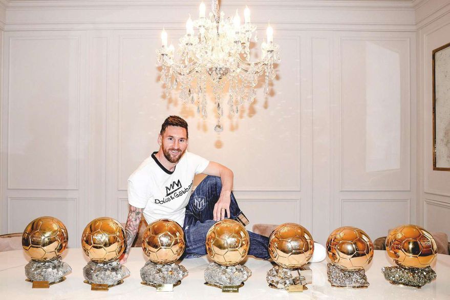Lionel Messi con los siete Balones de Oro. Foto: France Football.