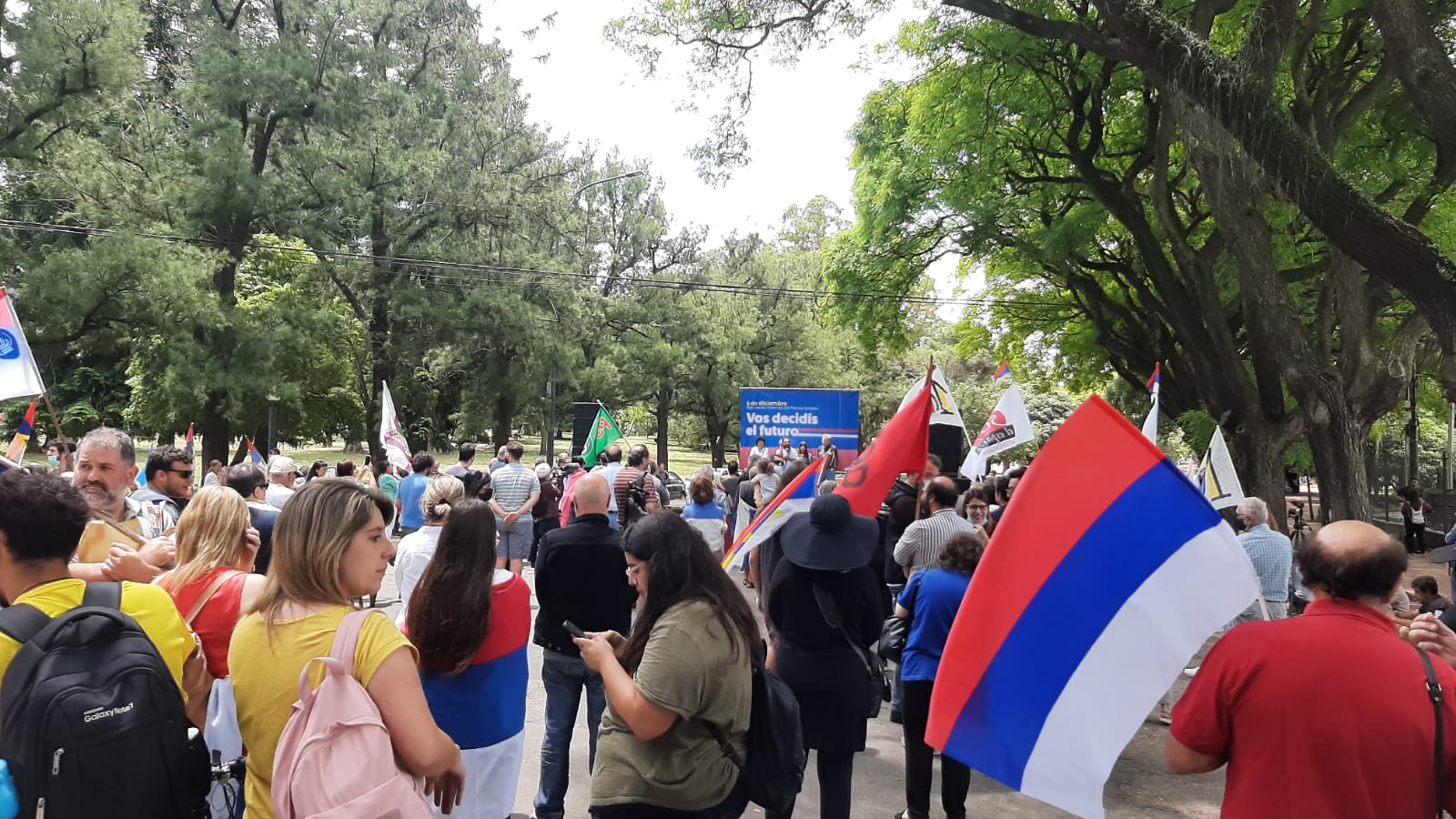 Militantes en el cierre de campaña del Frente Amplio. Foto: Antonio Larronda