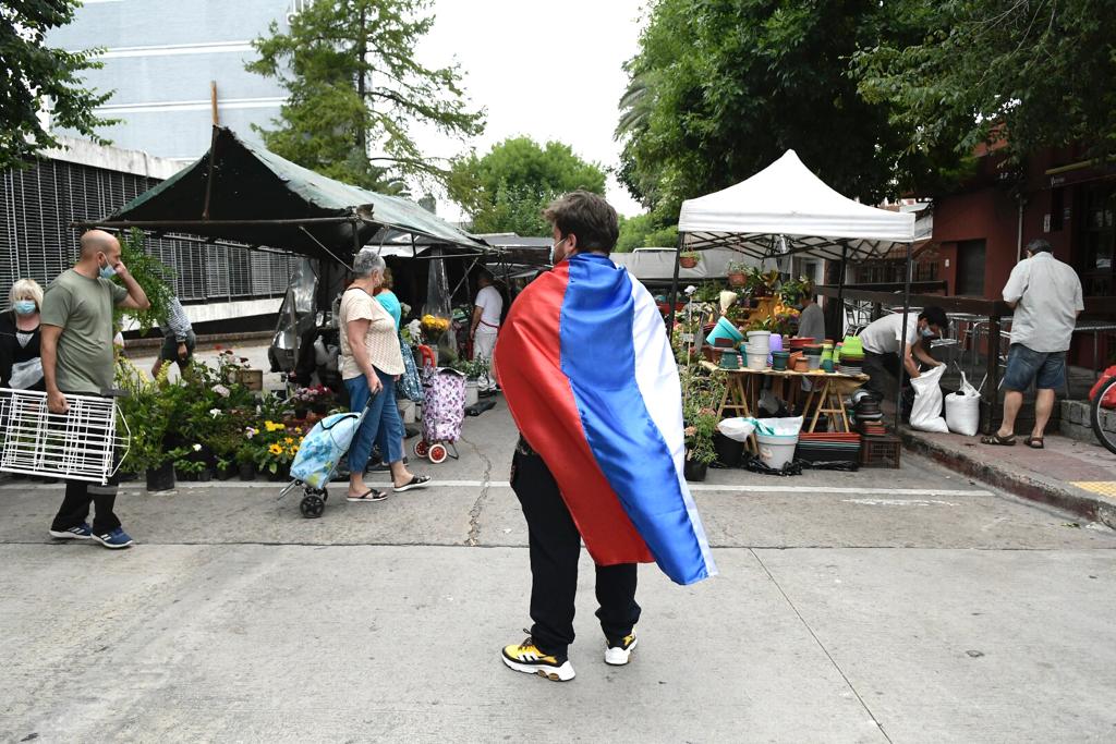 Hombre con una bandera del Frente Amplio. Foto: Leonardo Mainé.