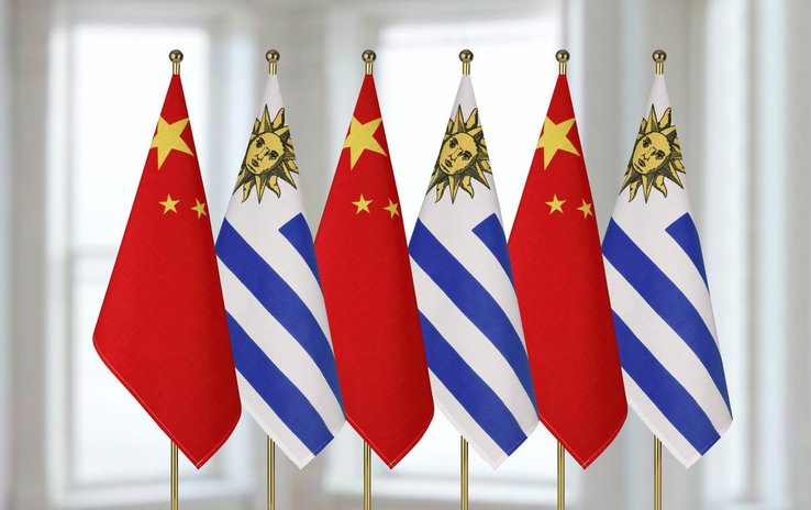 Banderas de Uruguay y China.