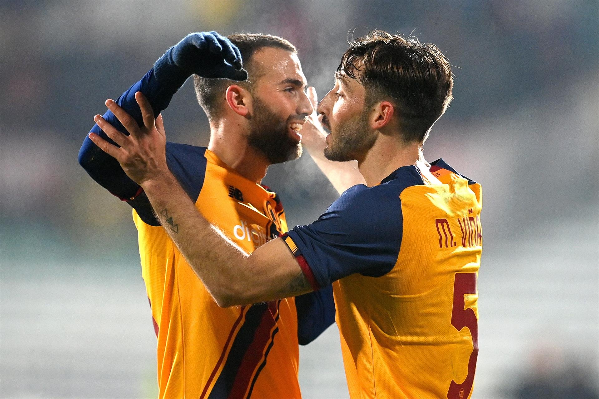 Matías Viña tras asistir a Mayoral en el gol de la Roma. Foto: EFE.