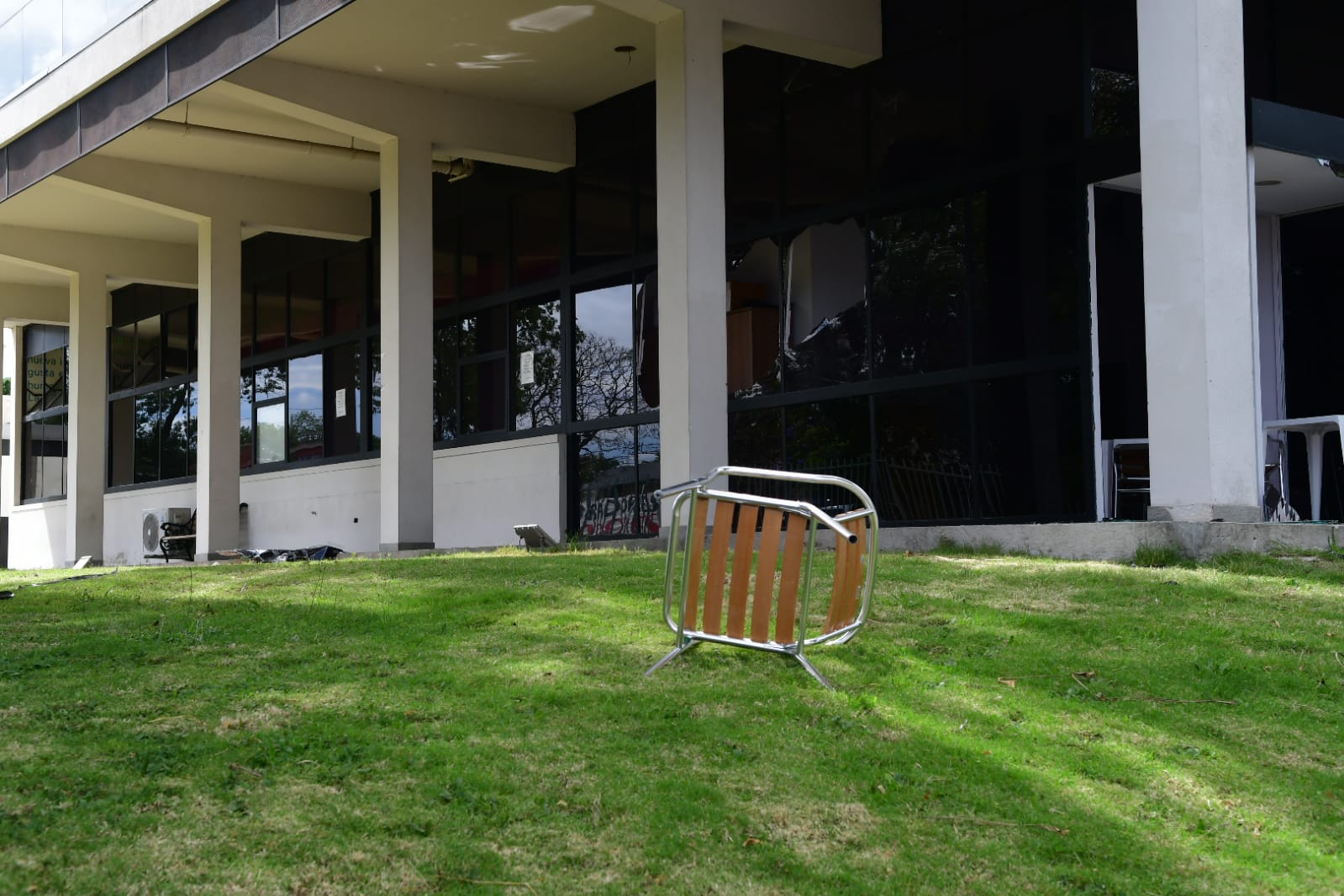 Las afueras de la planta que se incendió en Ituzaingó. Foto: Francisco Flores