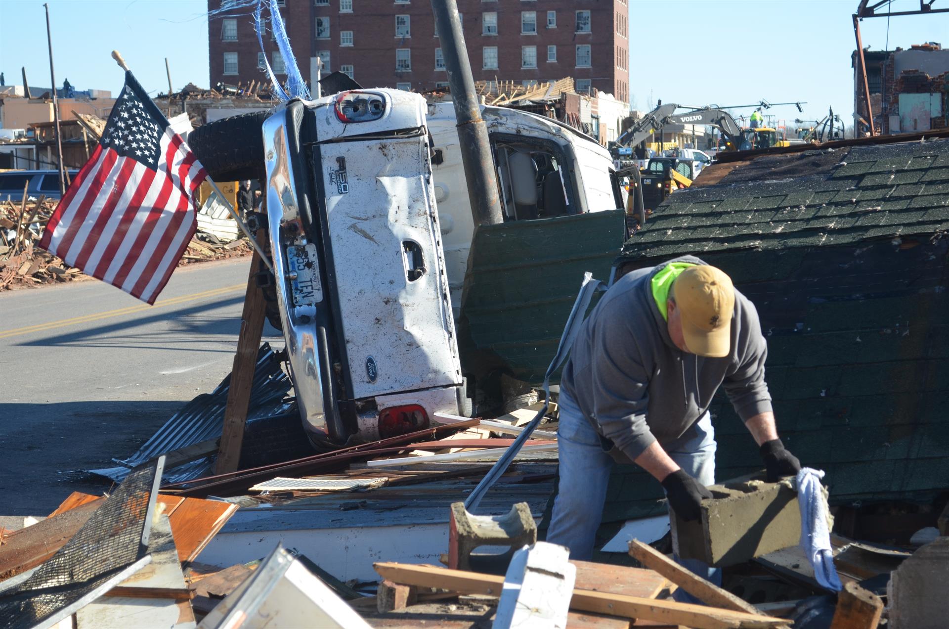 Personas trabajando tras los tornados en Estados Unidos. Foto: Efe
