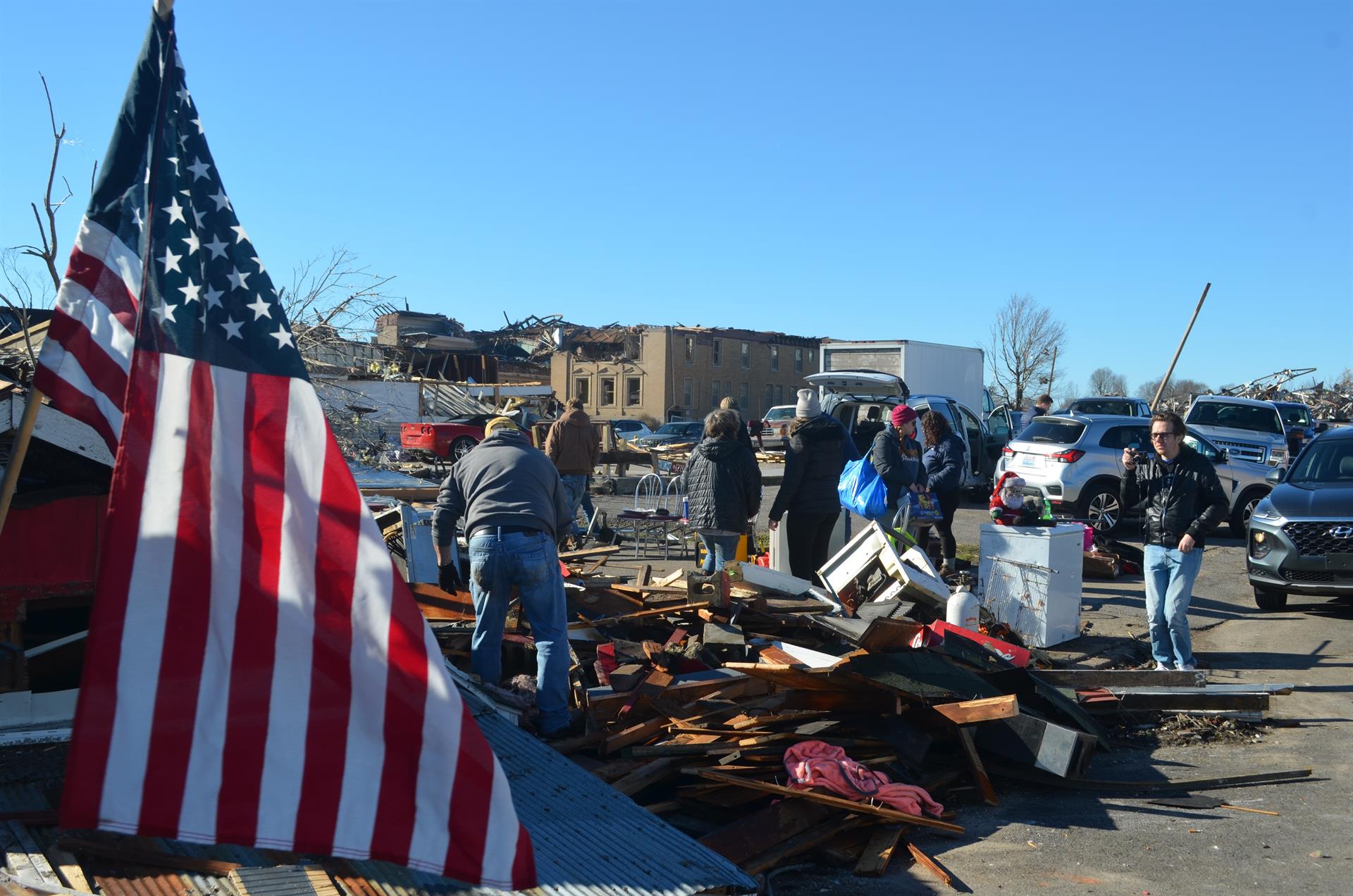 Vecinos de Kentucky salieron a limpiar las calles. Foto: Efe