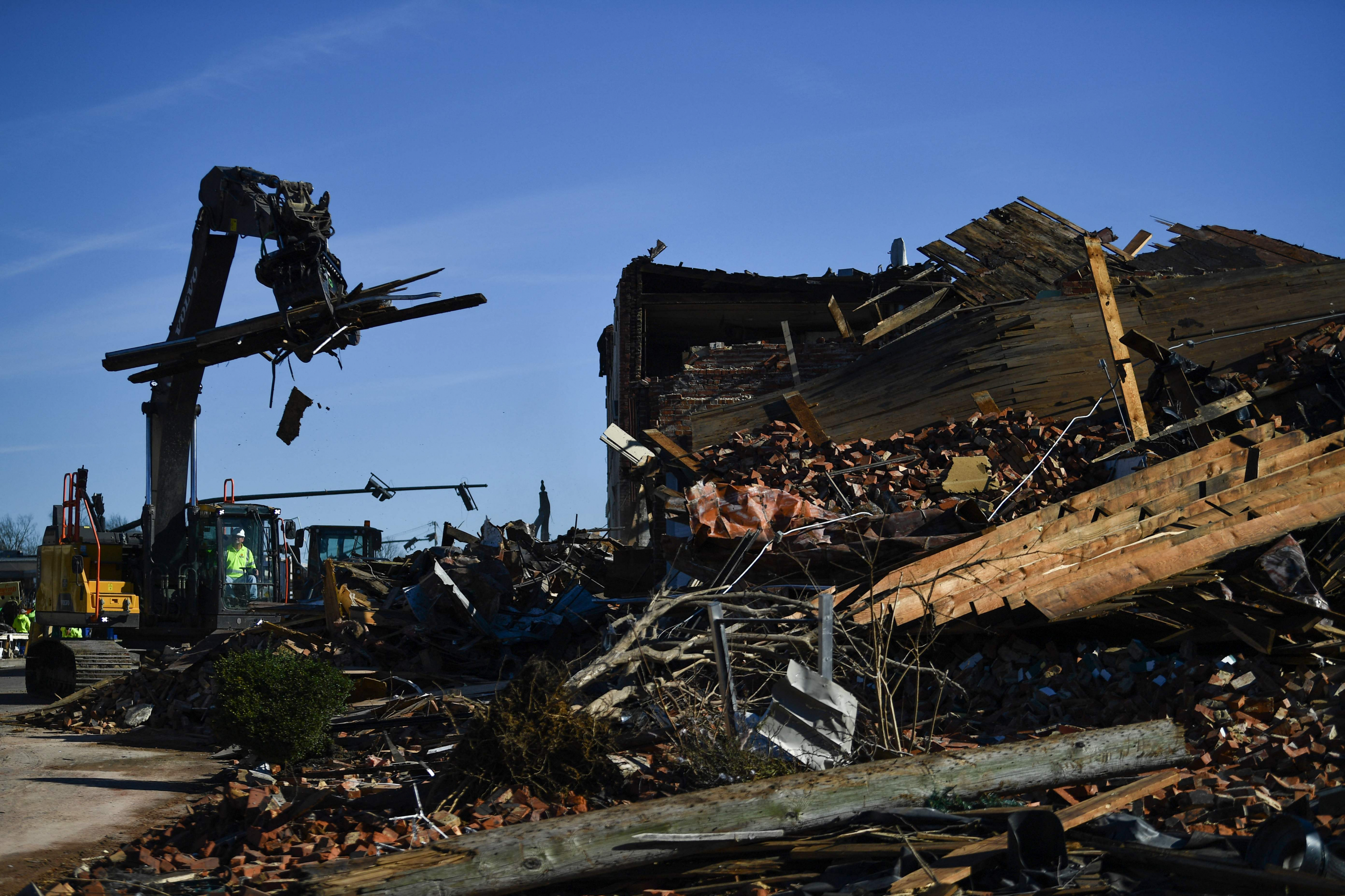 Edificaciones destrozadas tras los tornados en Estados Unidos. Foto: AFP