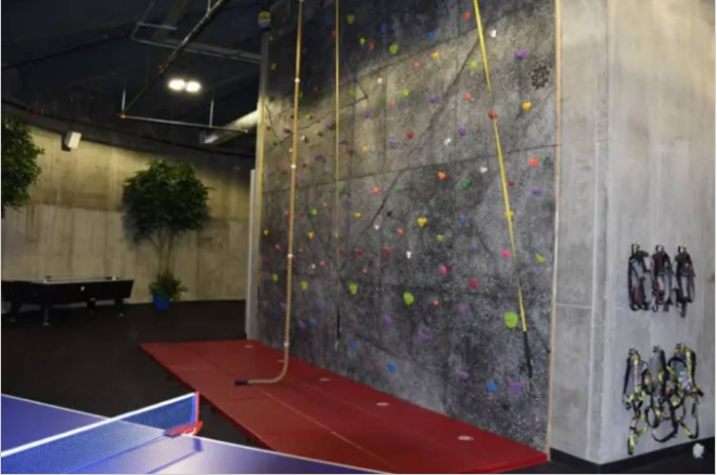 Junto a un gimnasio completo, también hay un muro para escalar. Foto: La Nación
