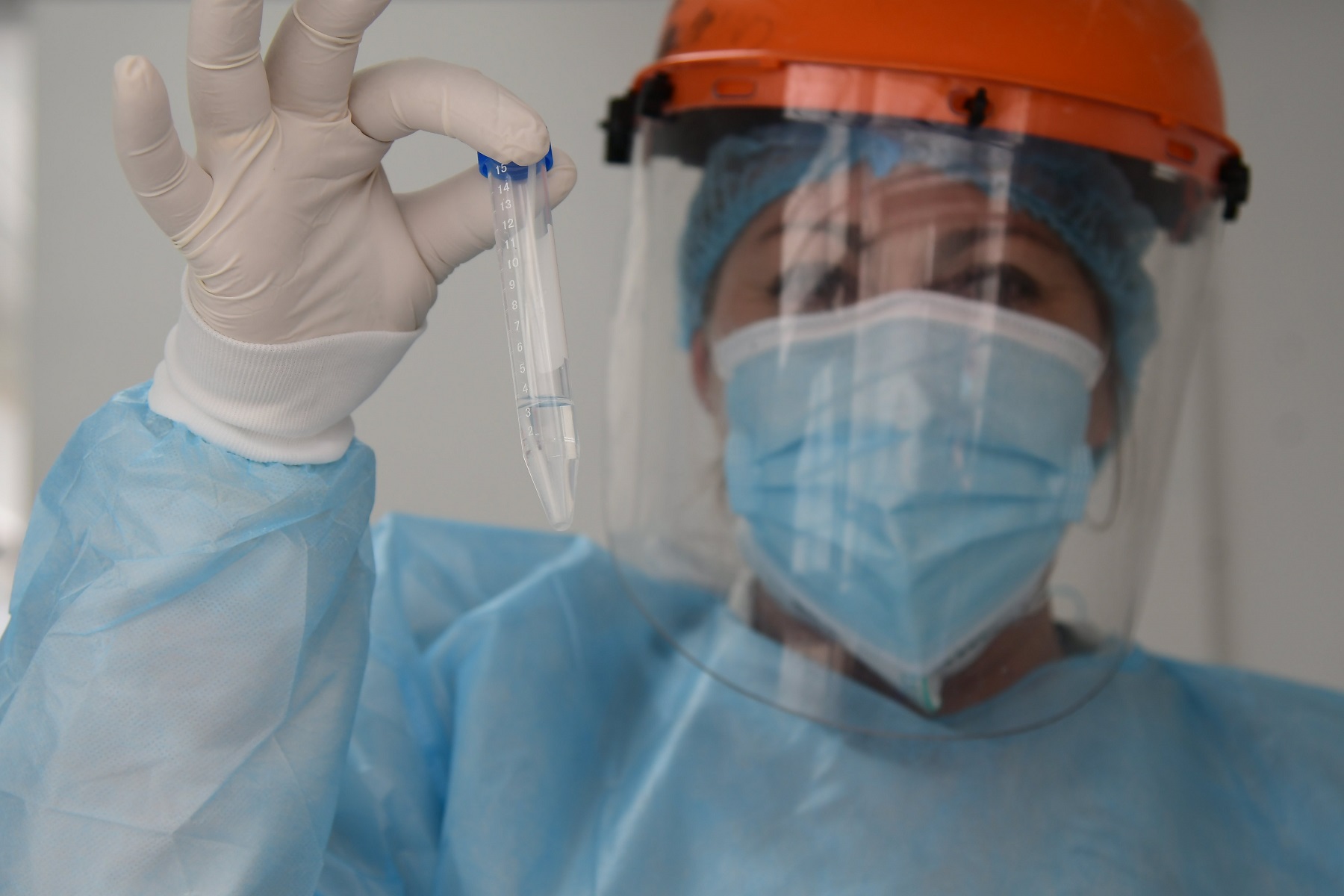 Mujer preparando una muestra para un estudio de COVID-19. Foto: Estefanía Leal.