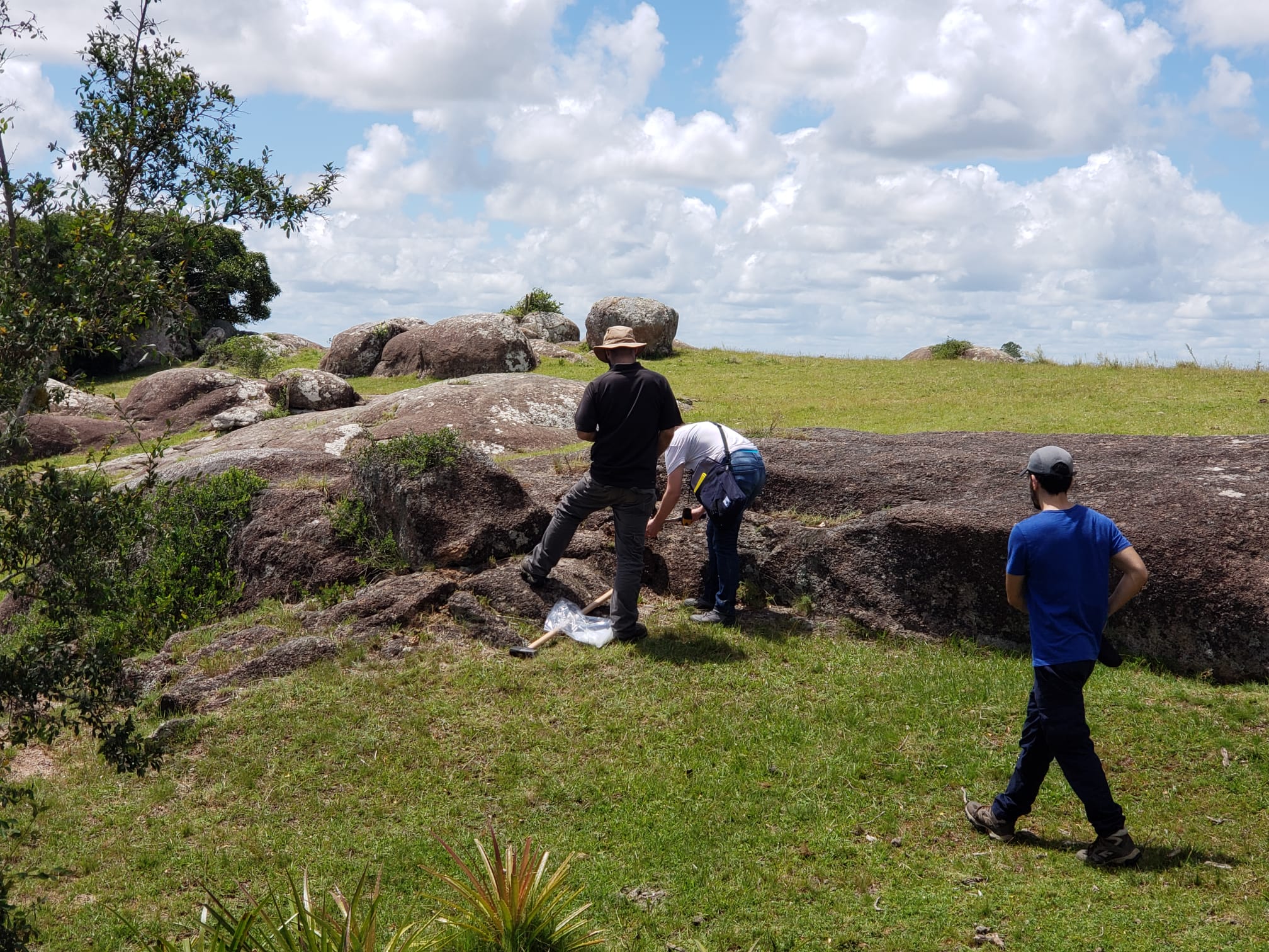 Geólogos en actividad en Cerro Largo.