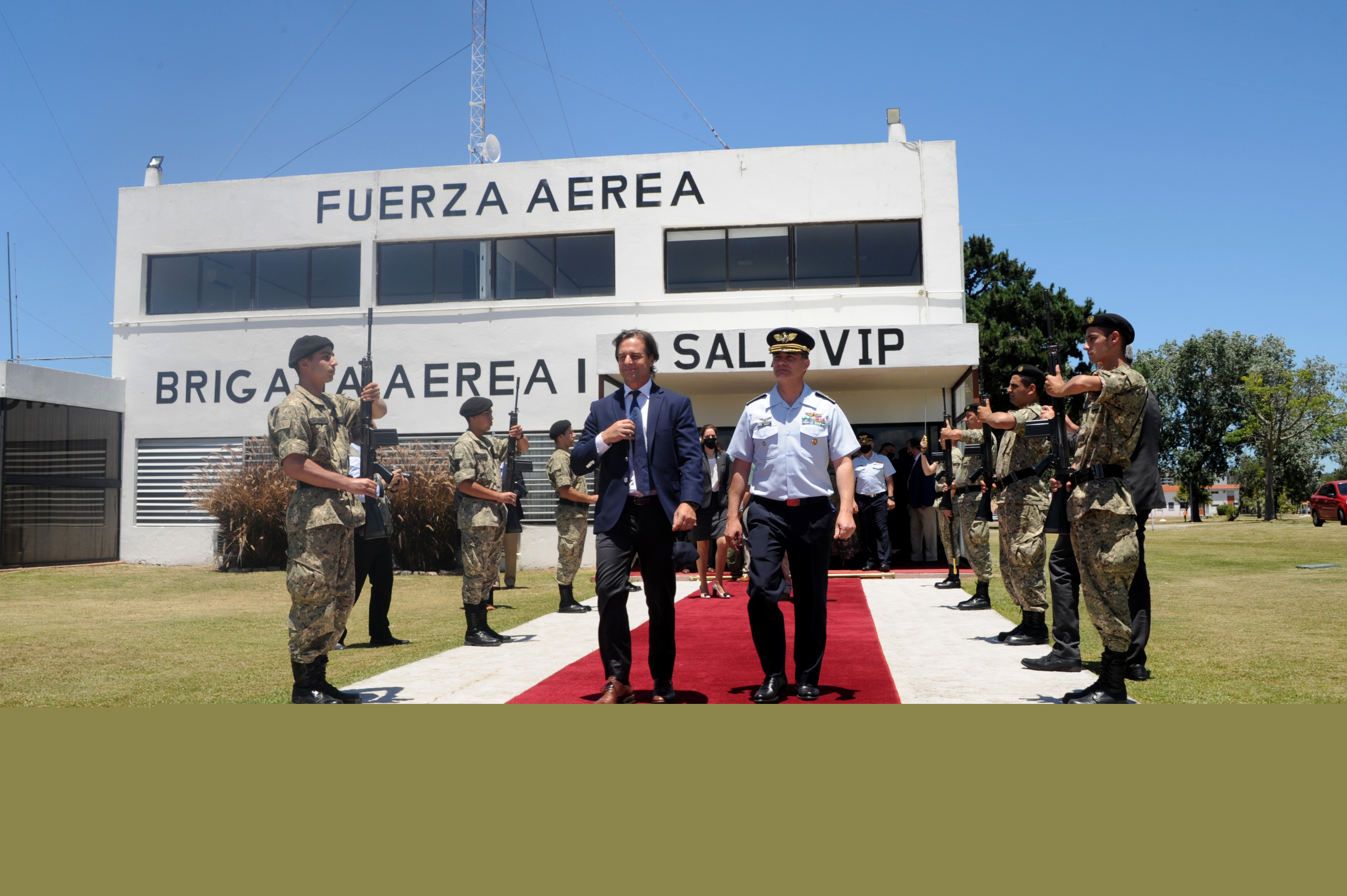 Lacalle Pou partiendo rumbo al Congo. Foto: Walter Paciello.