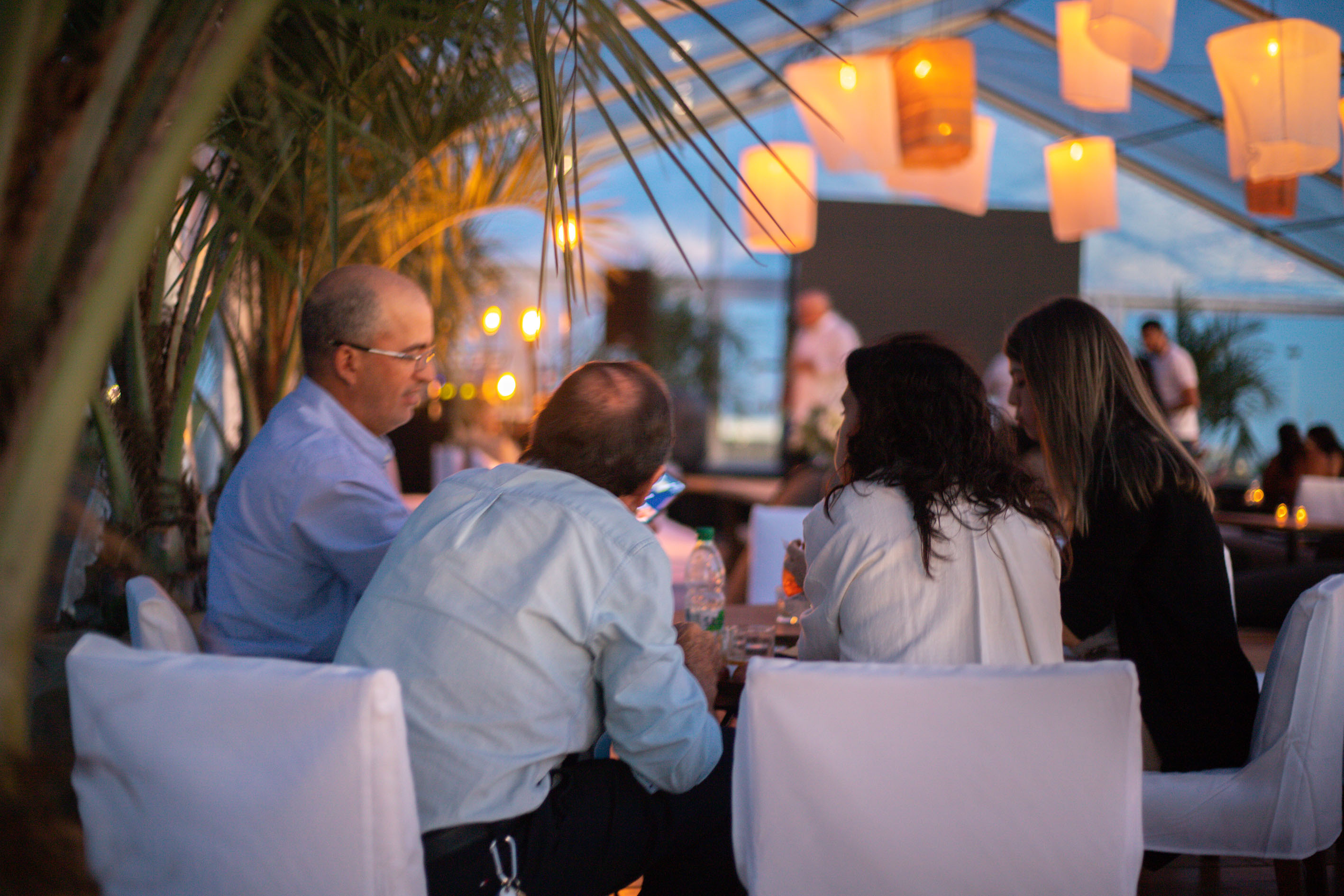 Un evento entre colegas, clientes, amigos y sus familias.