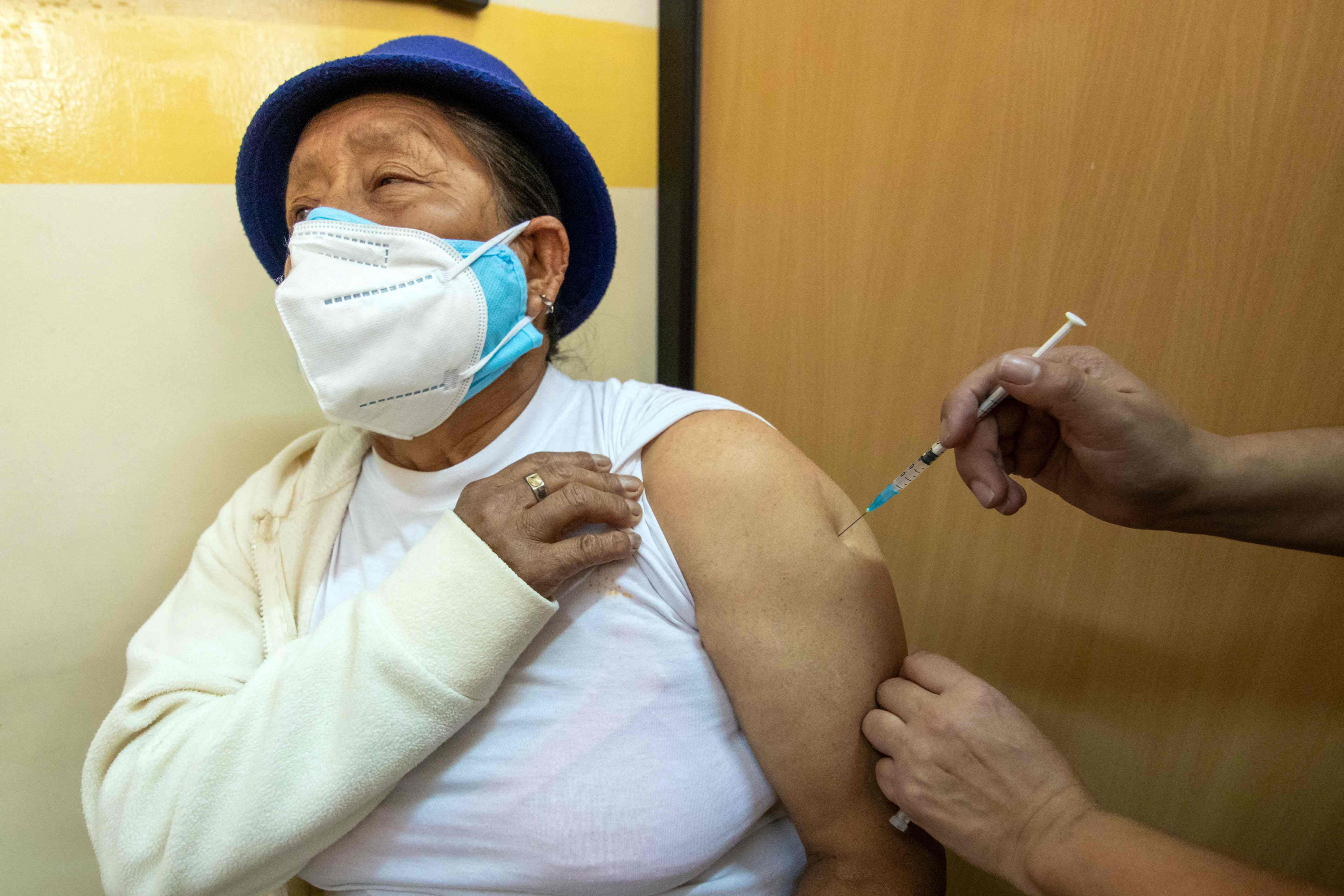 Vacunación contra el COVID en Ecuador. Foto: AFP.